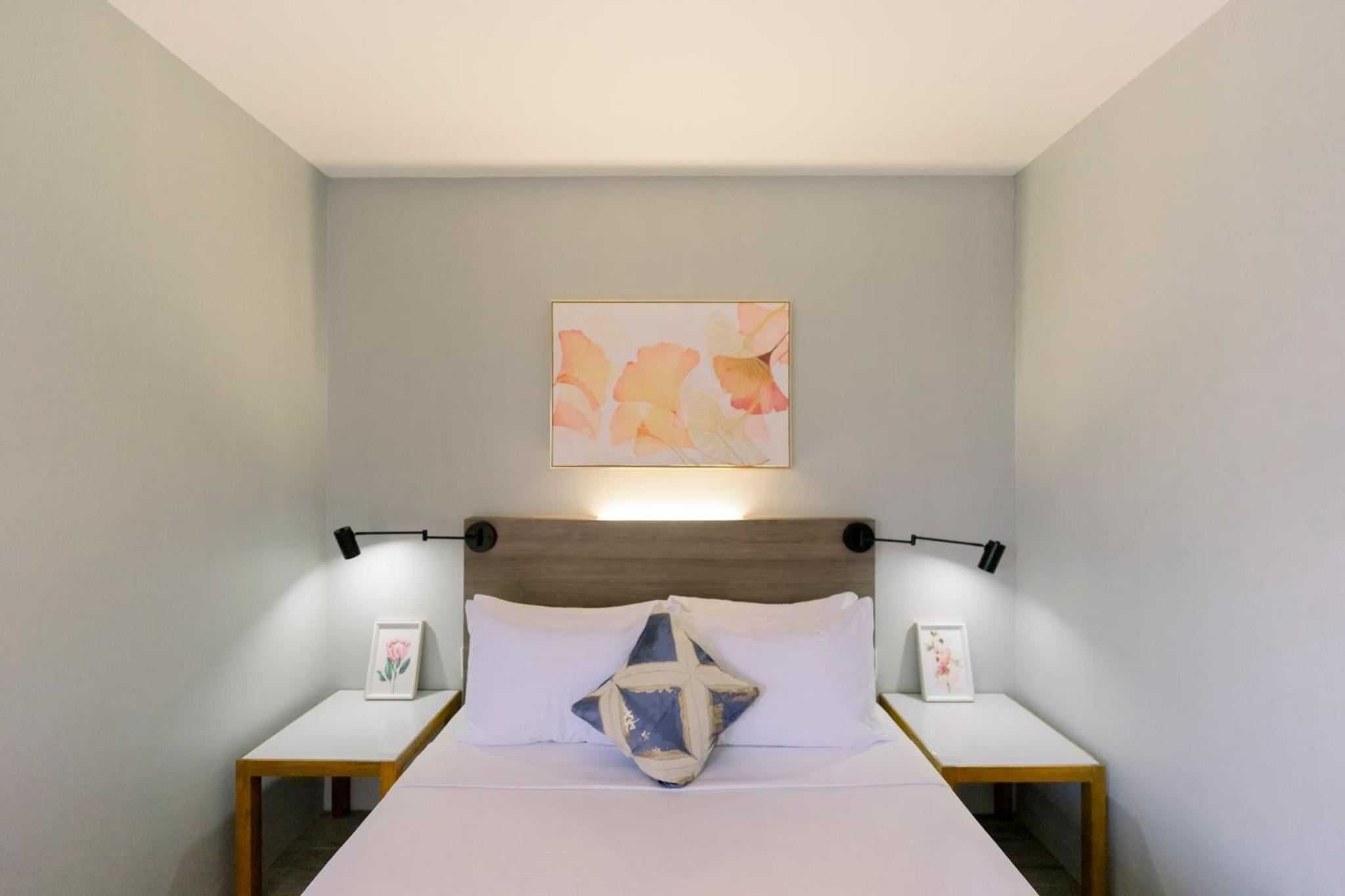 Deluxe Queen Room - Photo 11