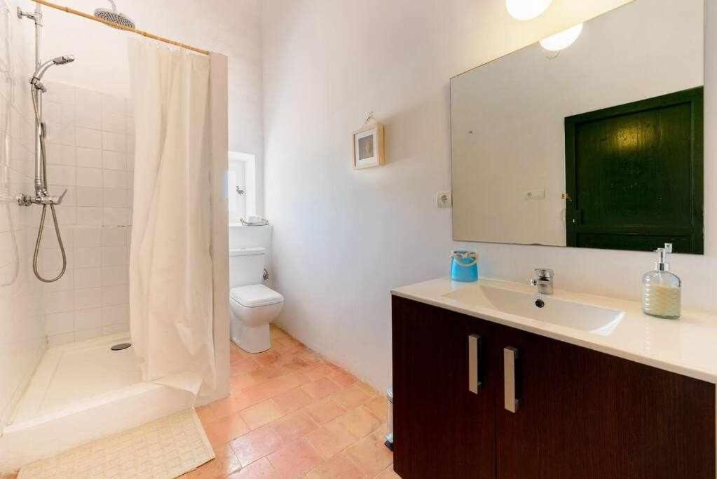 Six-Bedroom House photo 2