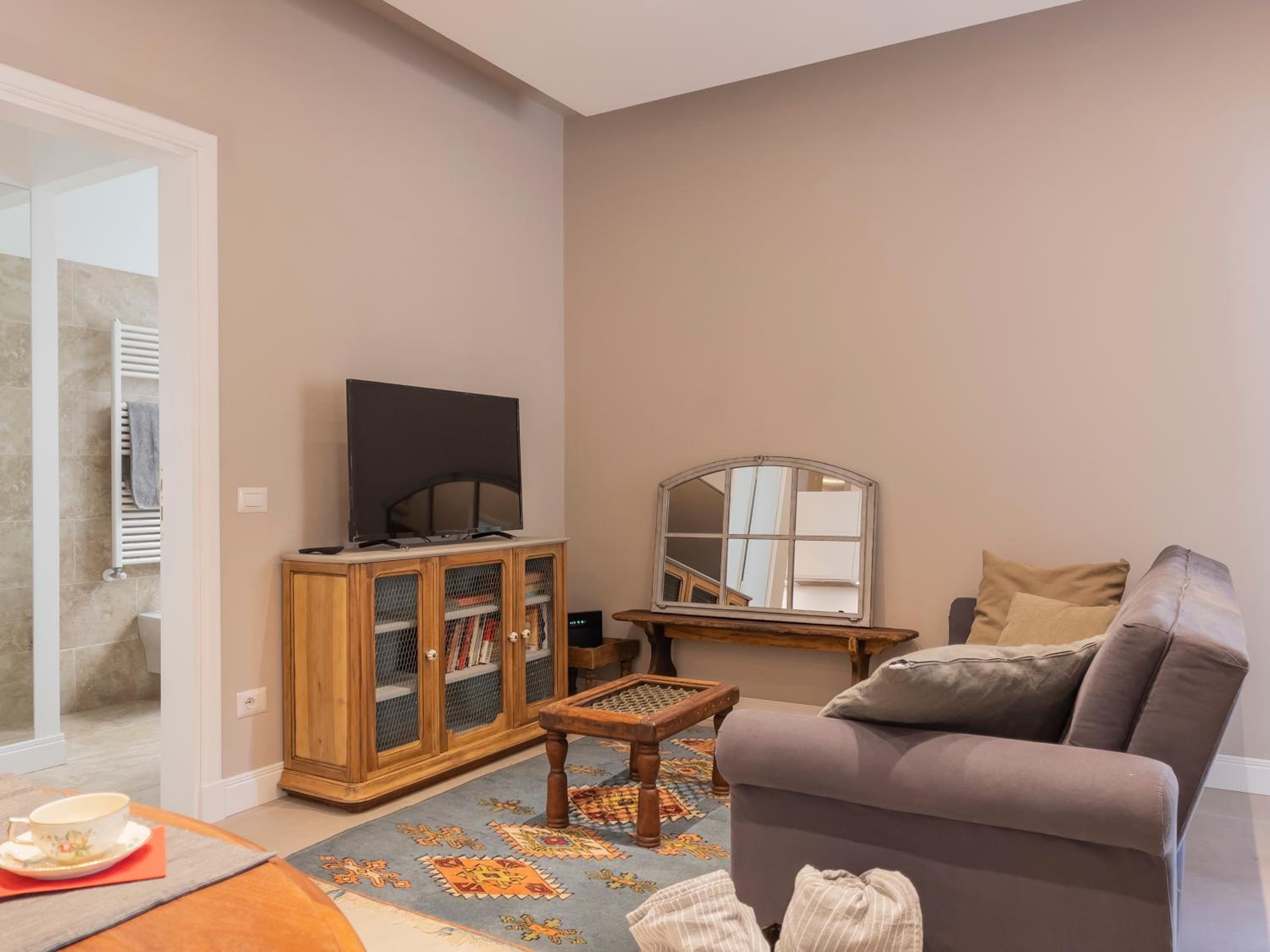 One-Bedroom Apartment photo 2