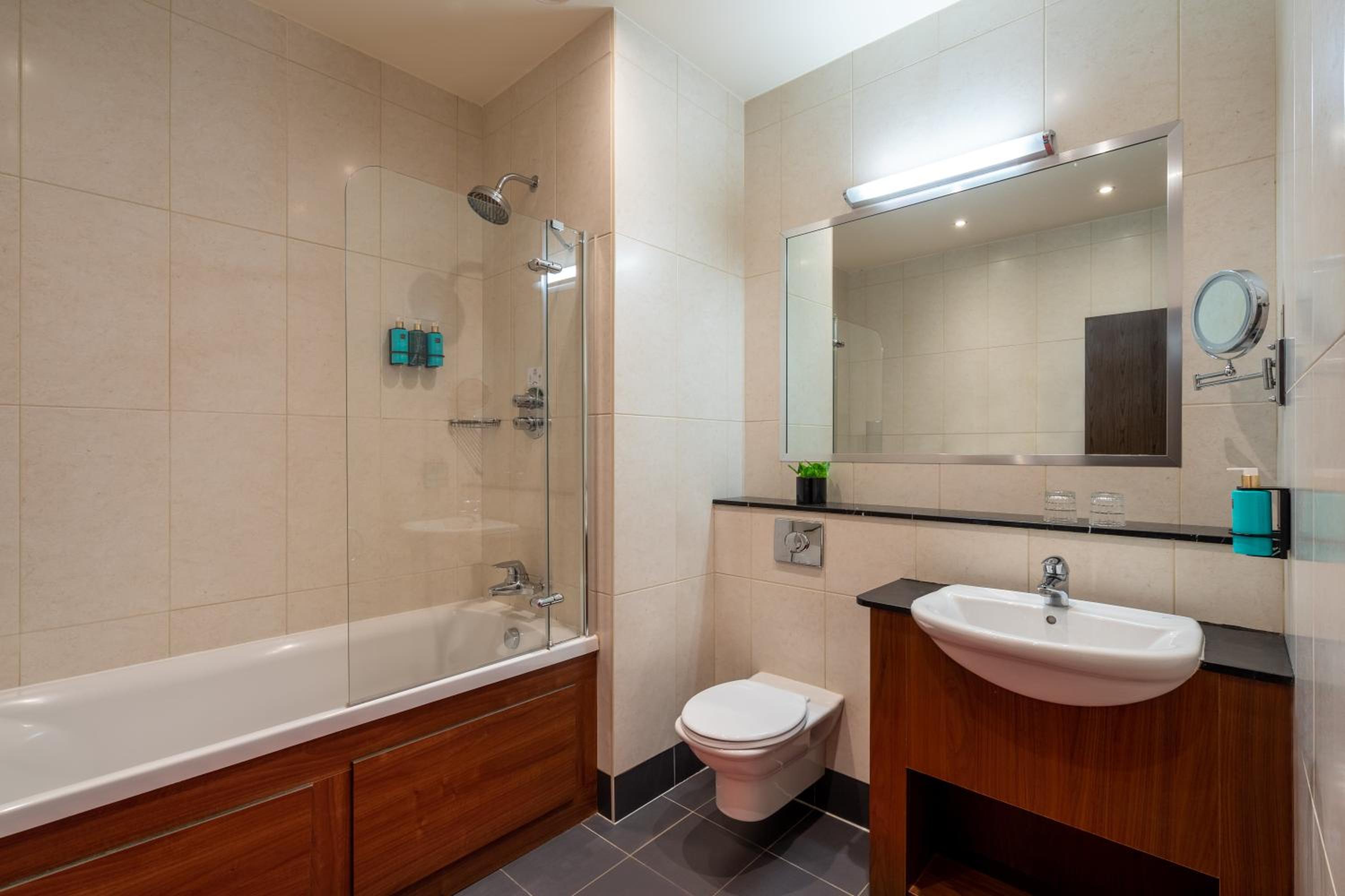 Executive Suite - Photo 2