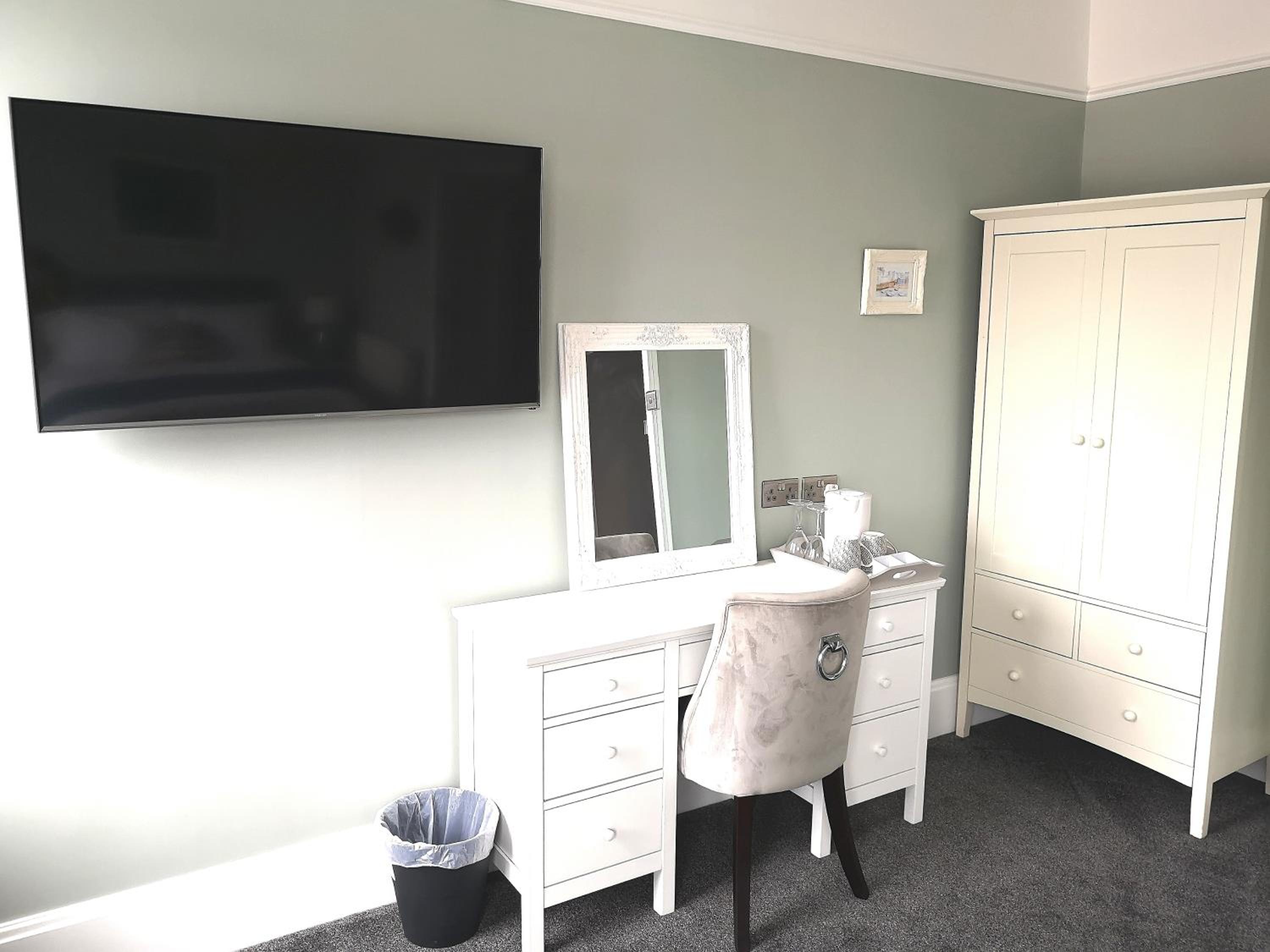 Deluxe King Suite photo 3