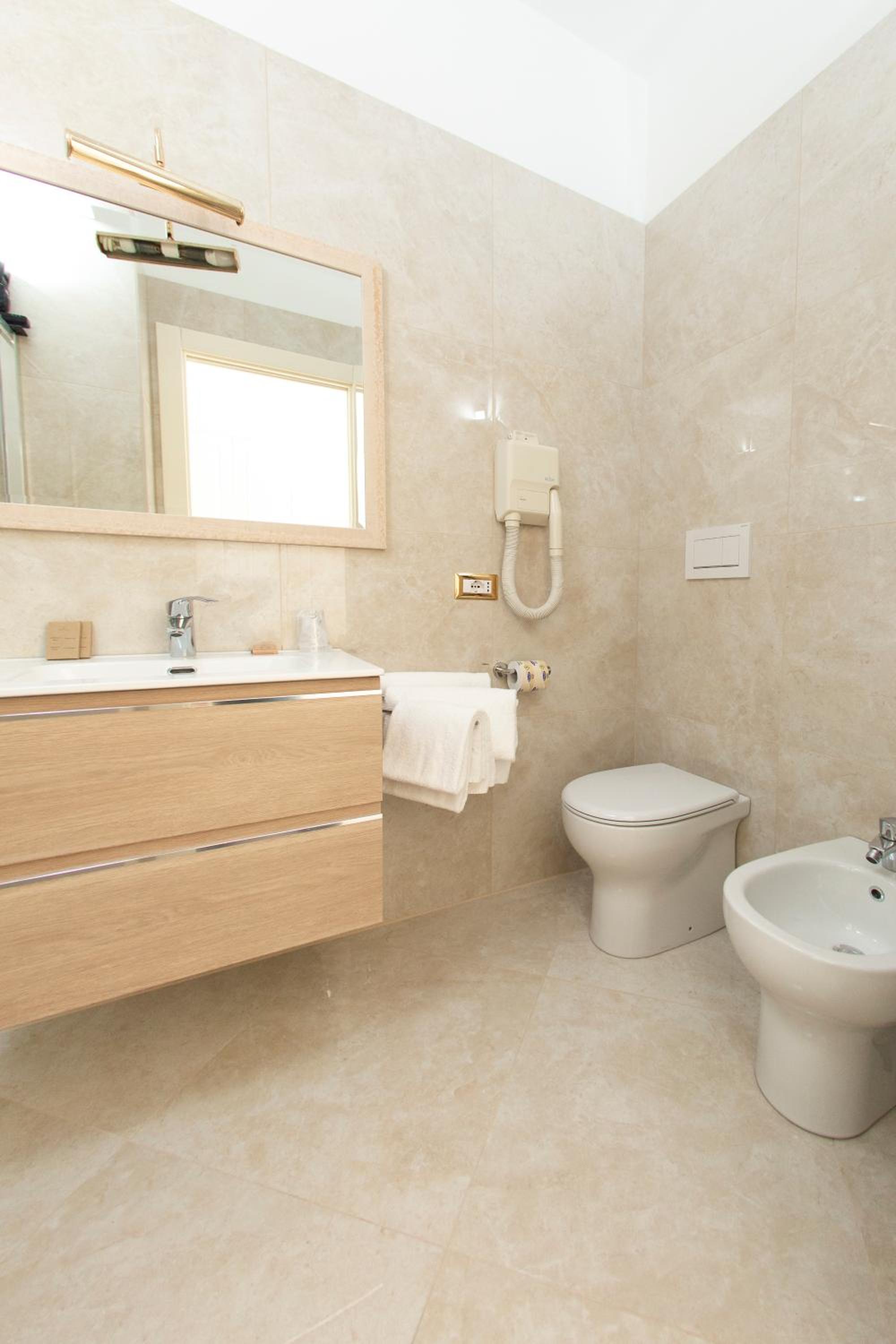 Deluxe Double Room with Sea View - Photo 2