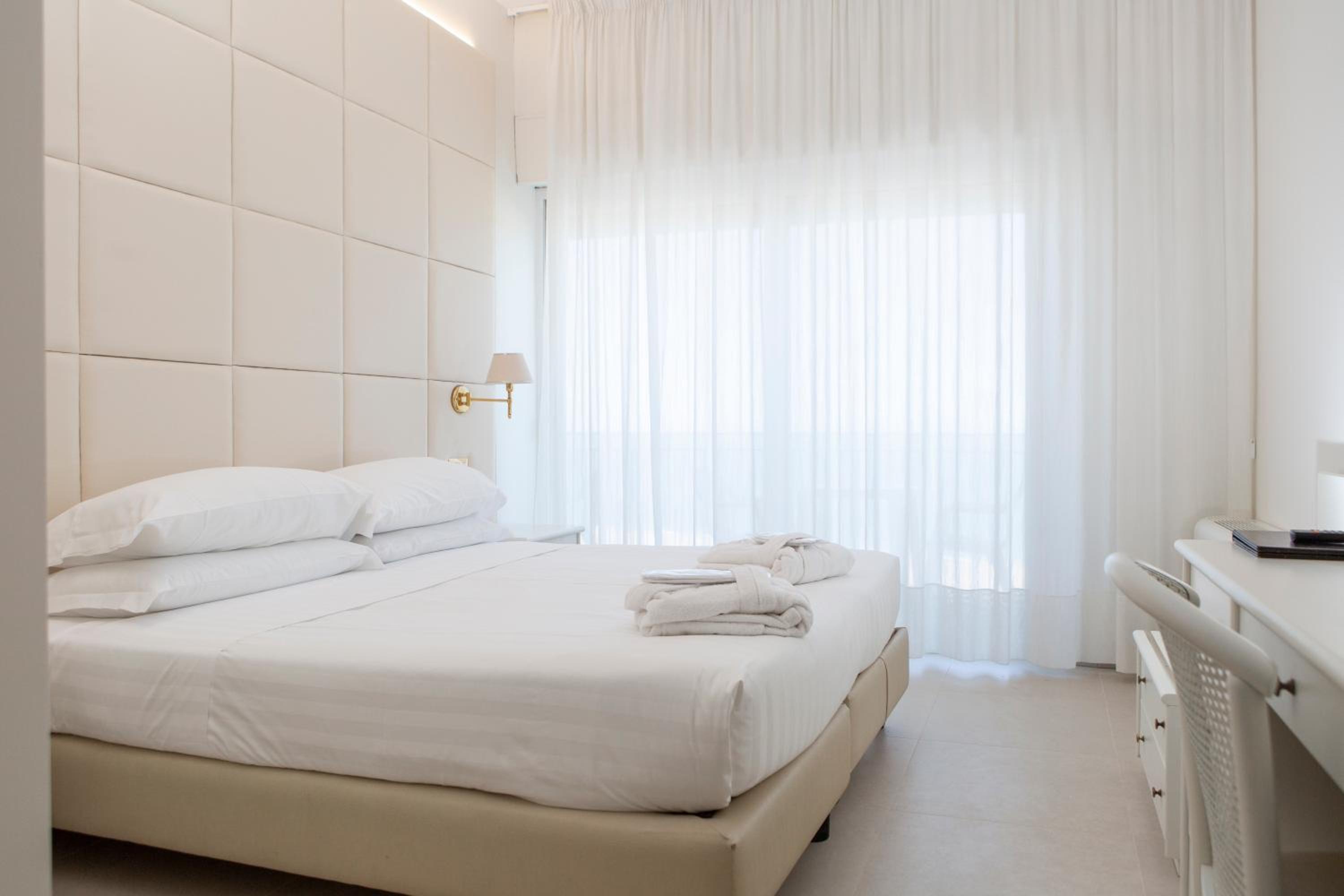 Deluxe Double Room with Sea View - Photo 3