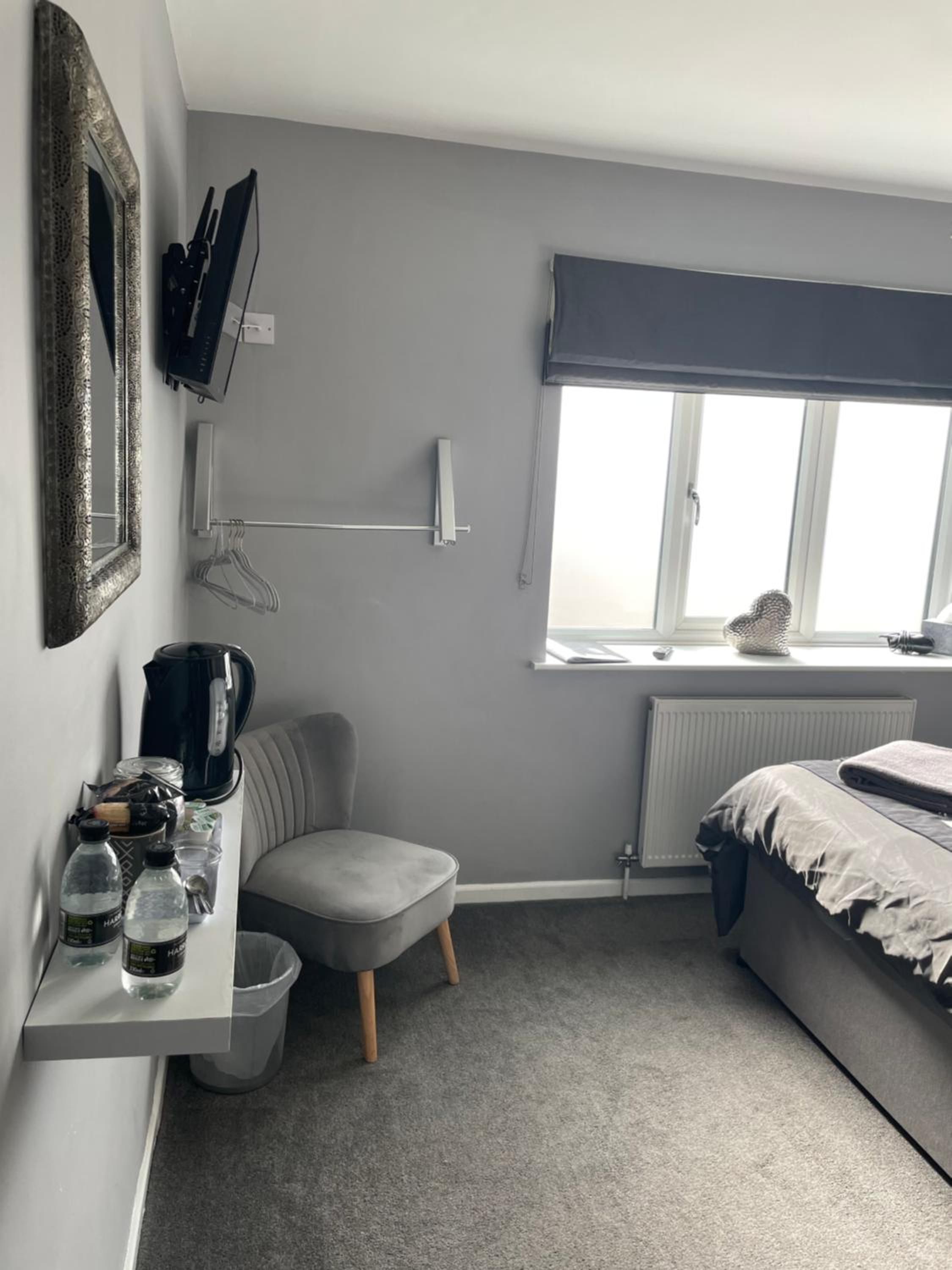 Deluxe Double Room with Shower - Photo 4