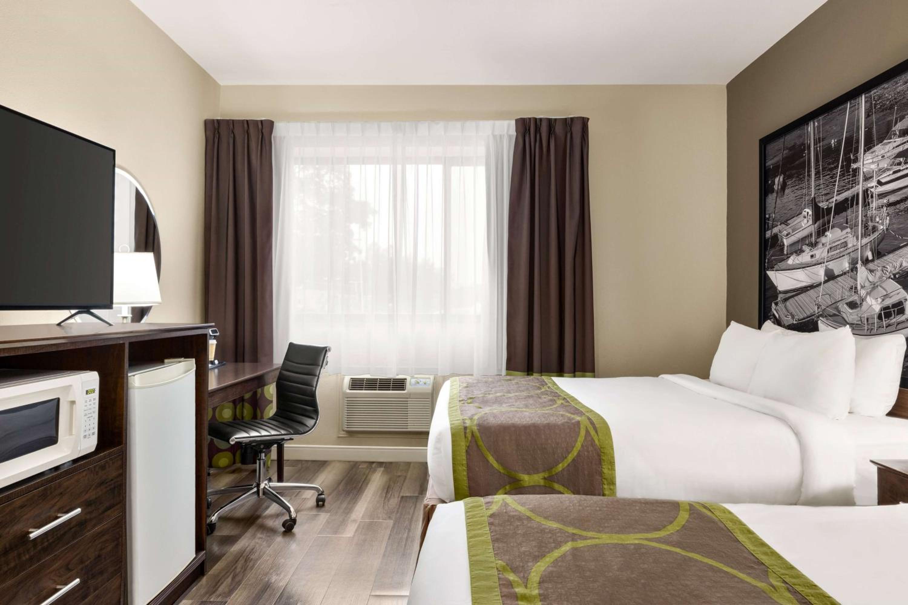 Queen Room with Two Queen Beds - Non-Smoking - Photo 6