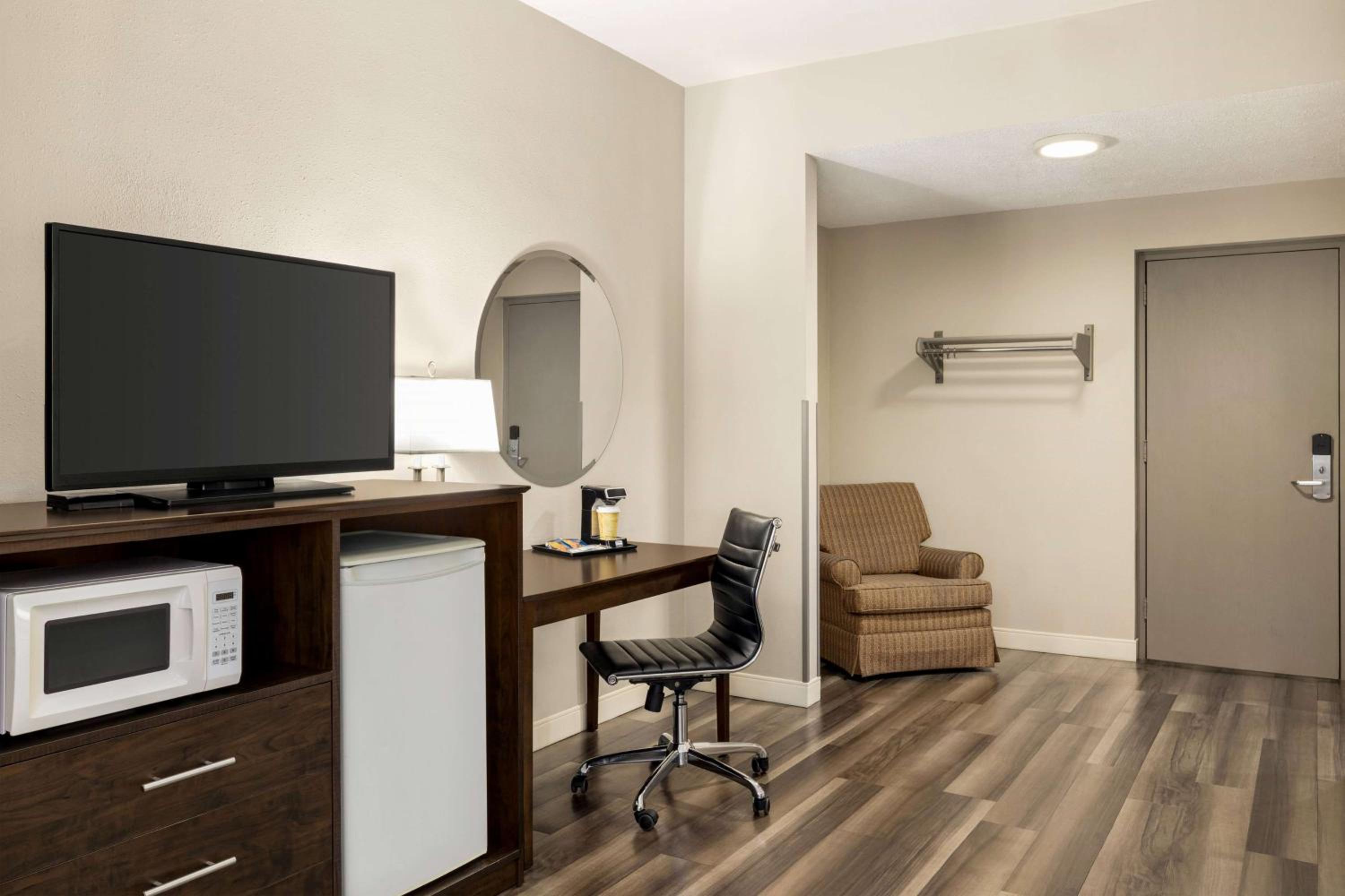 King Suite - Non-Smoking - Photo 3