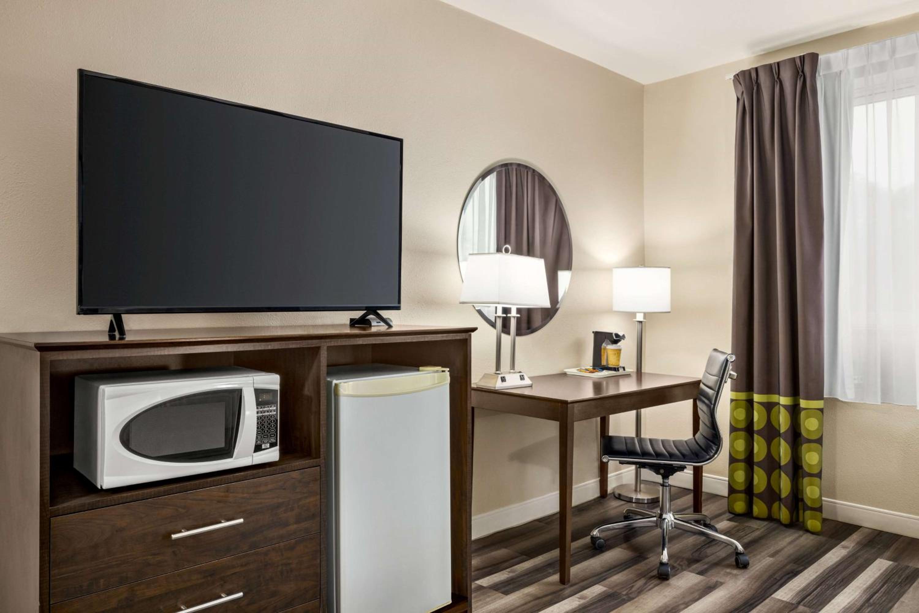Queen Room with Two Queen Beds - Non-Smoking - Photo 4