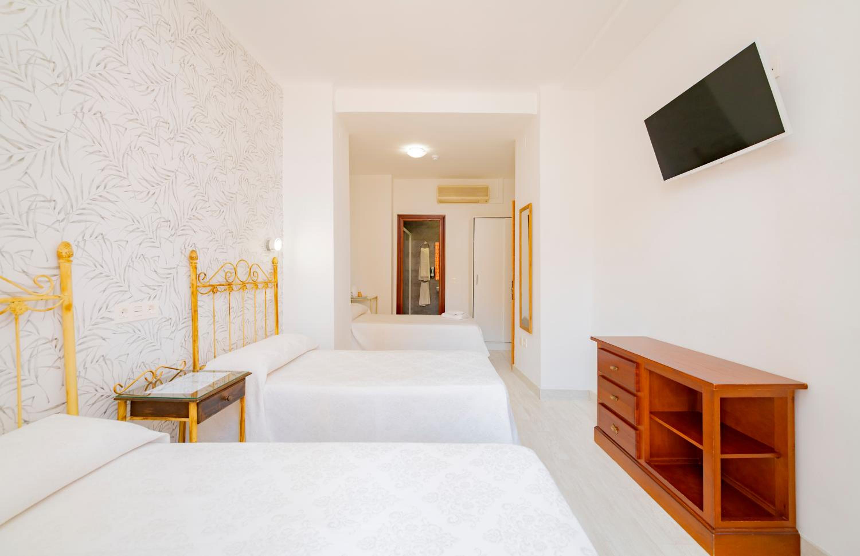 Standard Triple Room - Photo 6