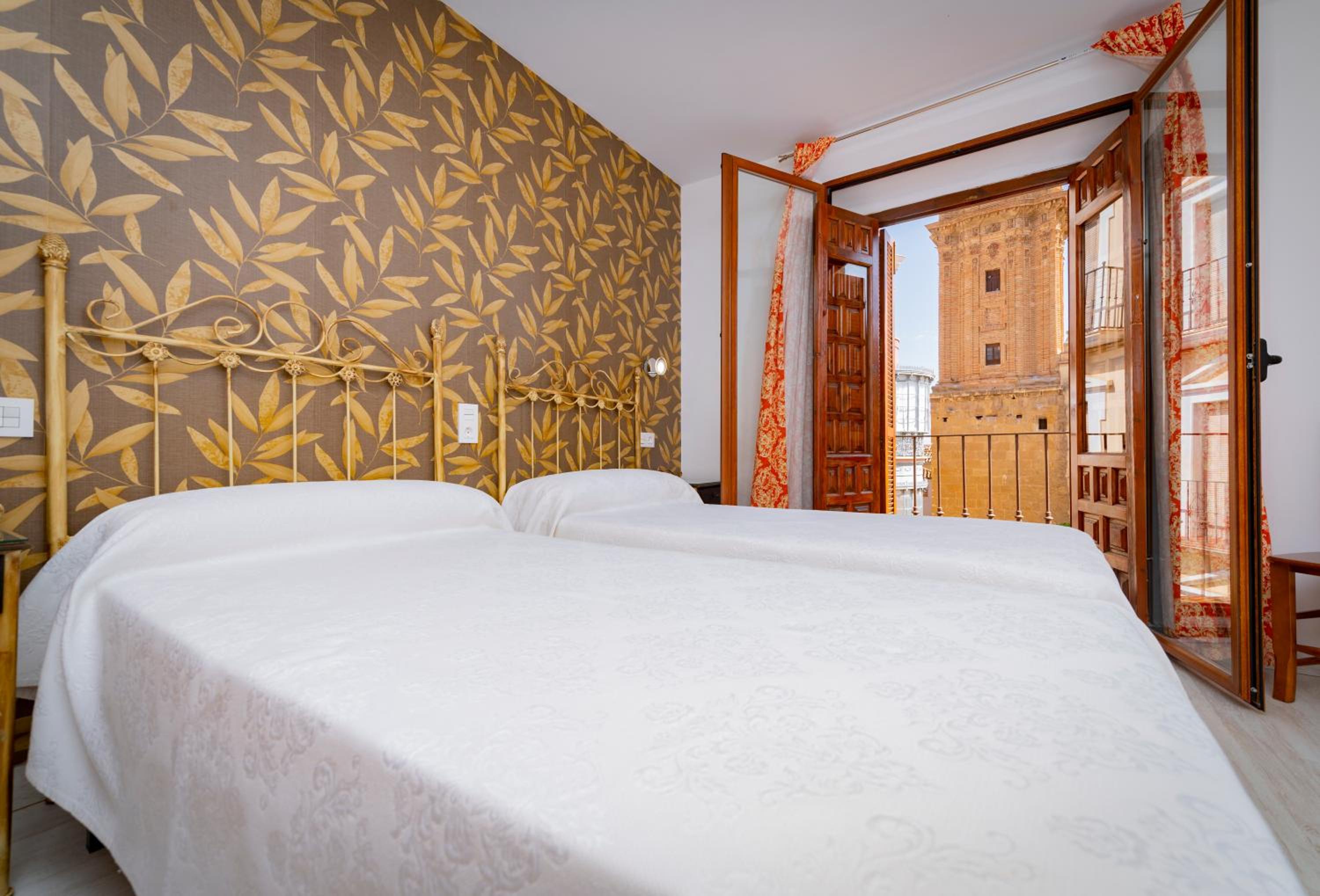 Double or Twin Room with Balcony - Photo 2