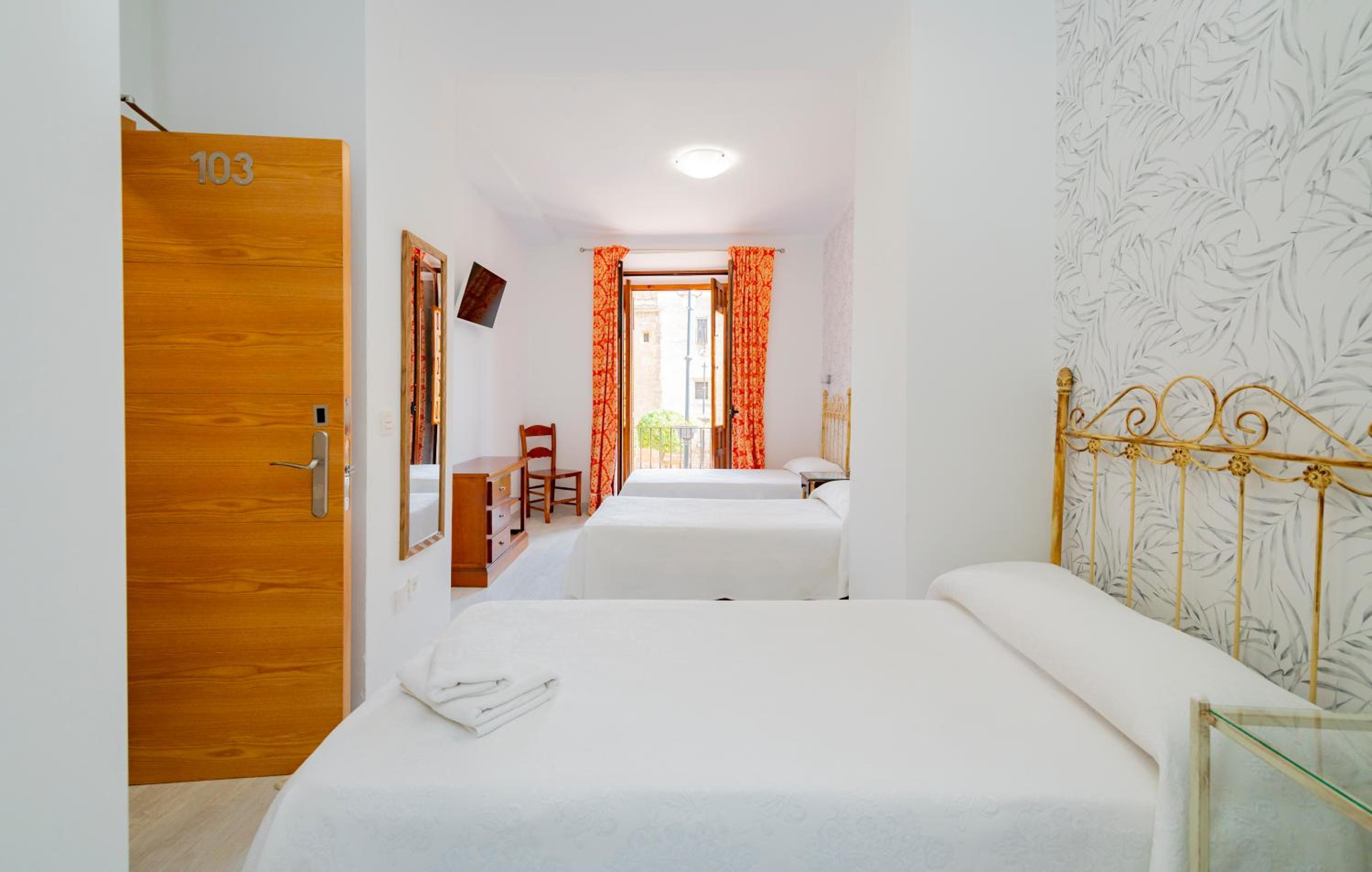 Standard Triple Room - Photo 8