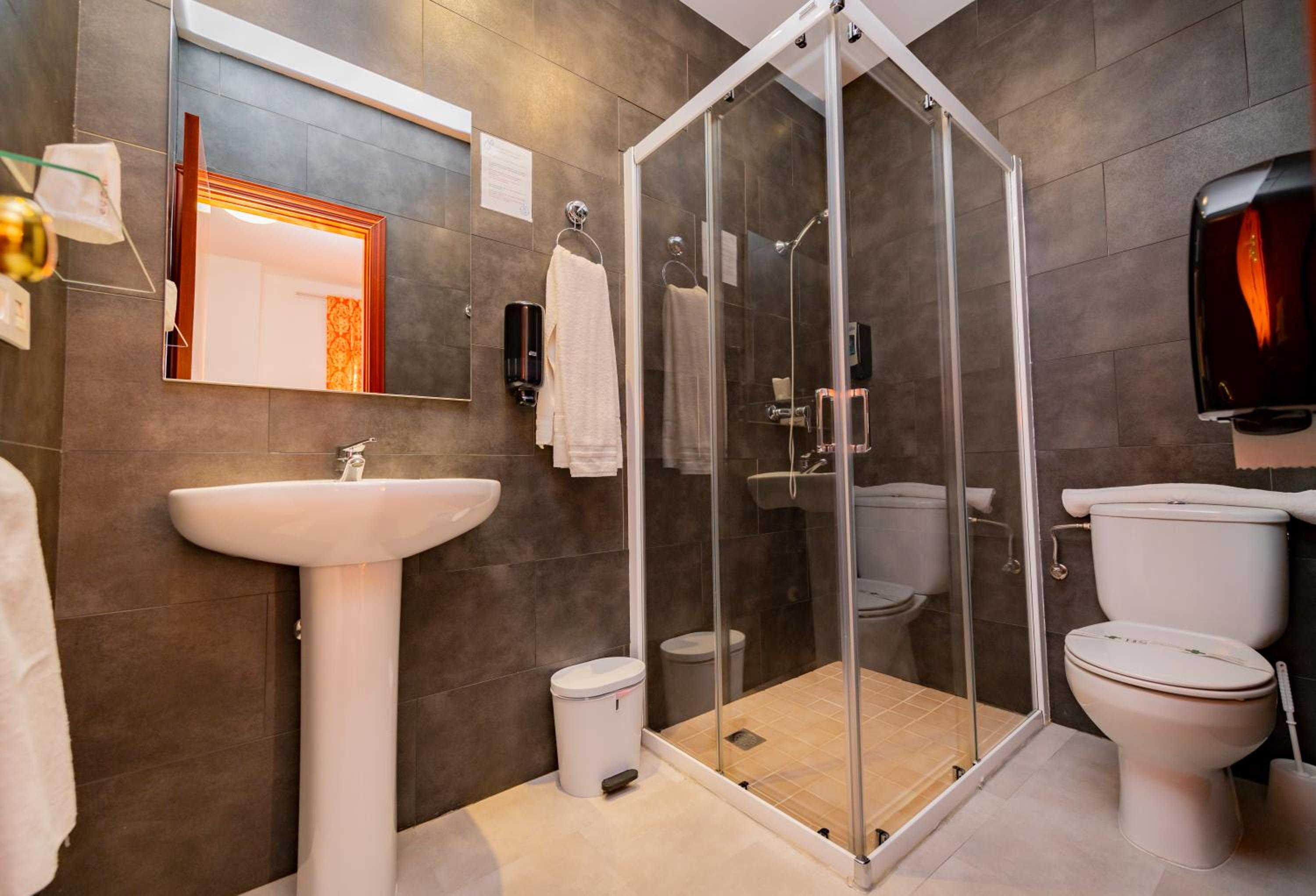 Double or Twin Room - Photo 7