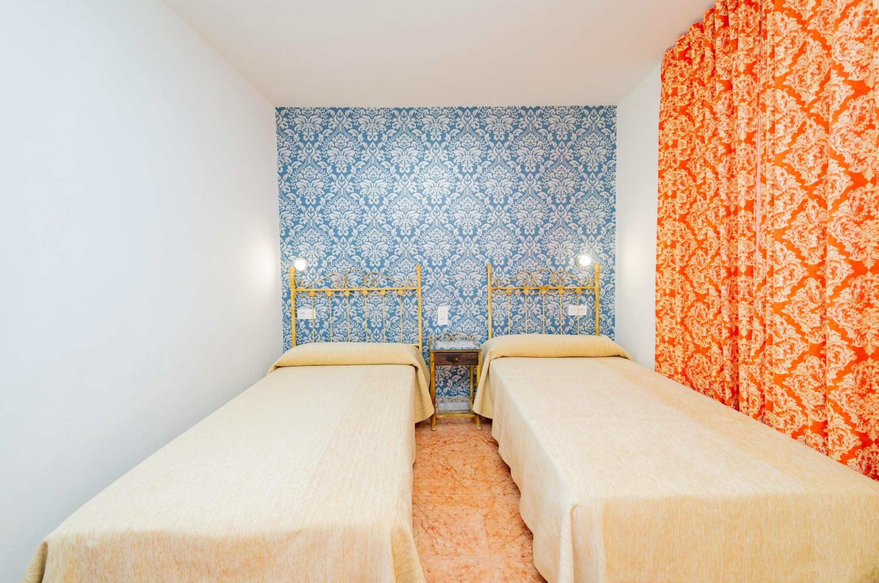 Double or Twin Room - Photo 8