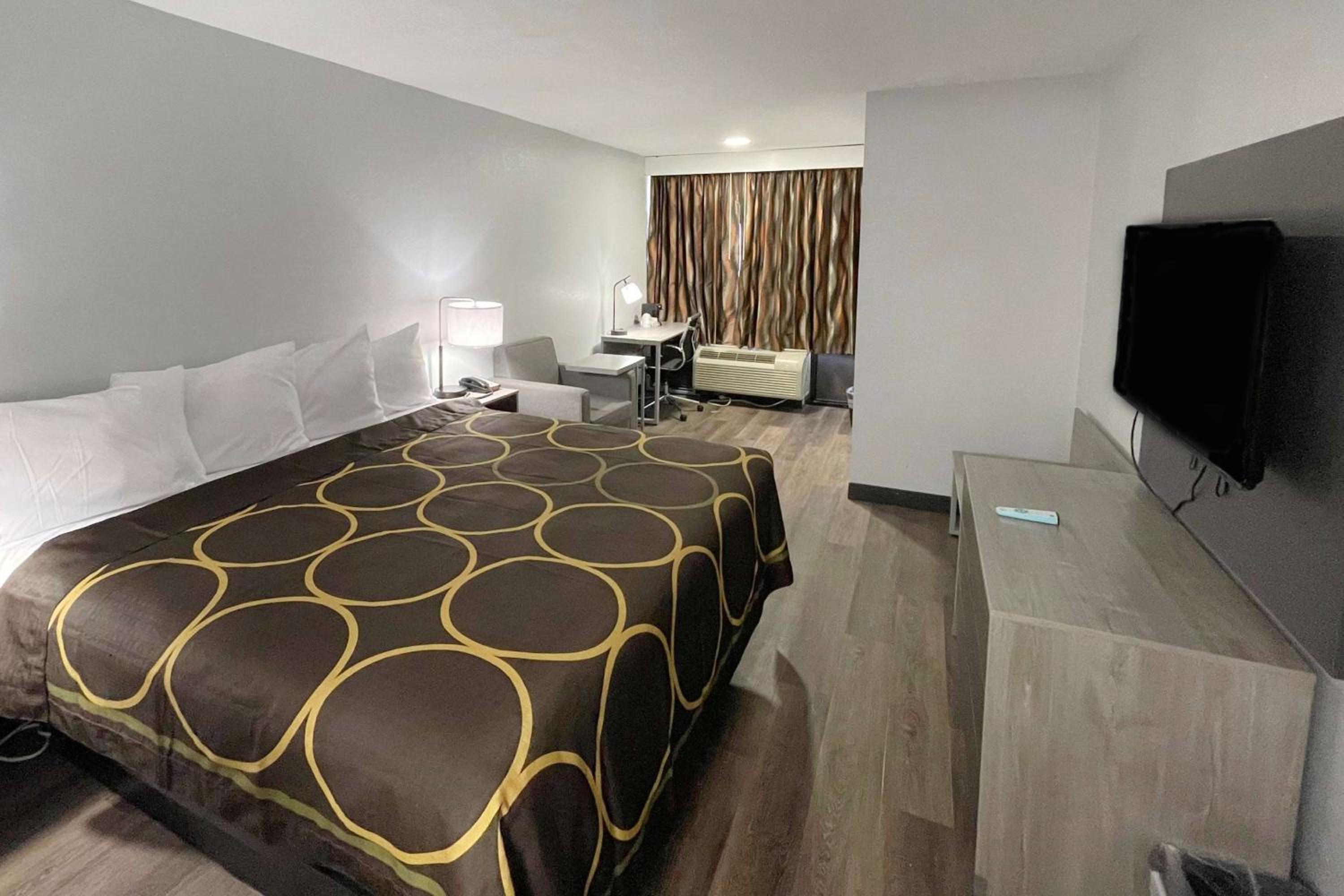 King Room - Non-Smoking - Photo 6