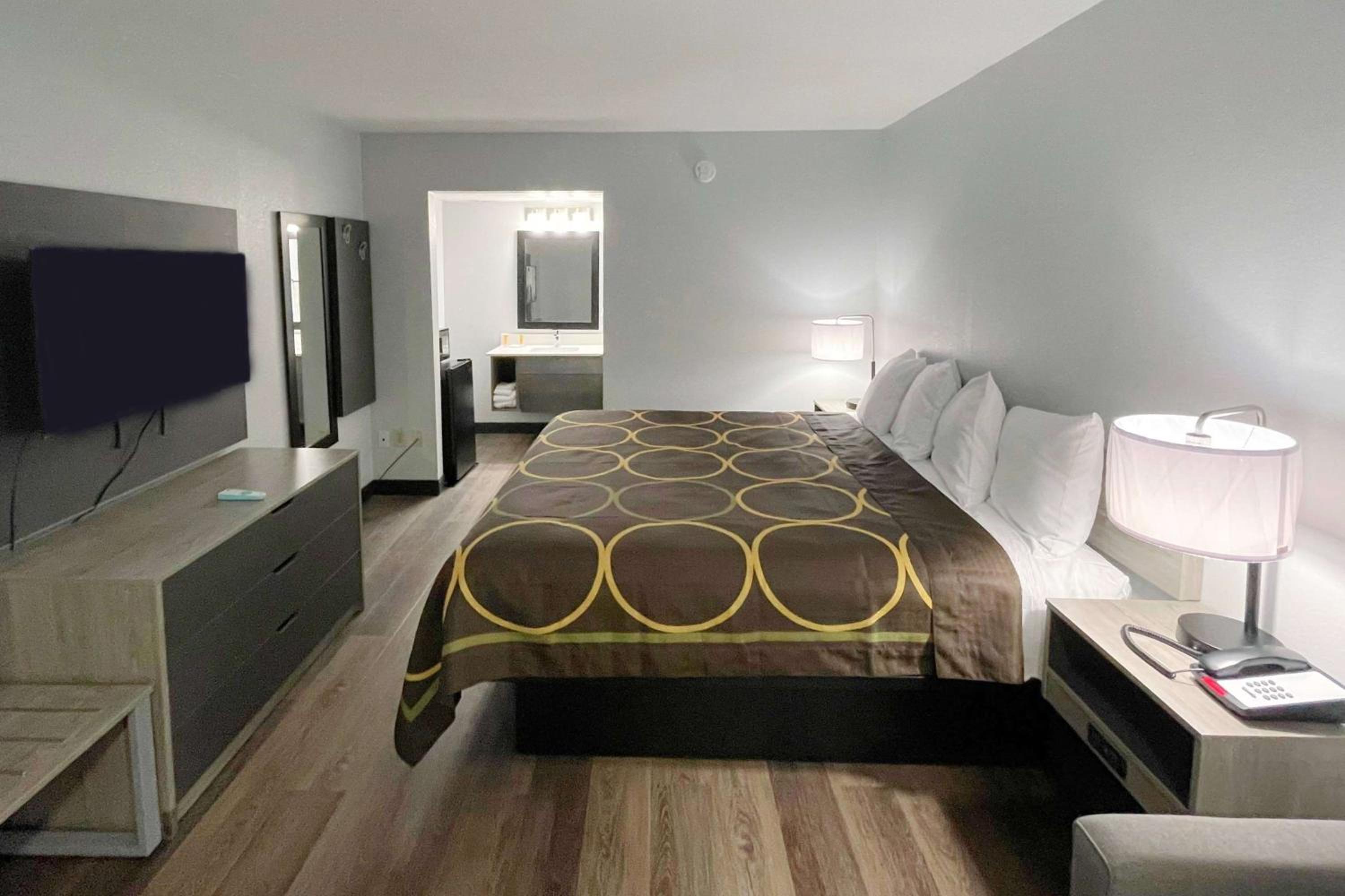 King Room - Non-Smoking - Photo 7