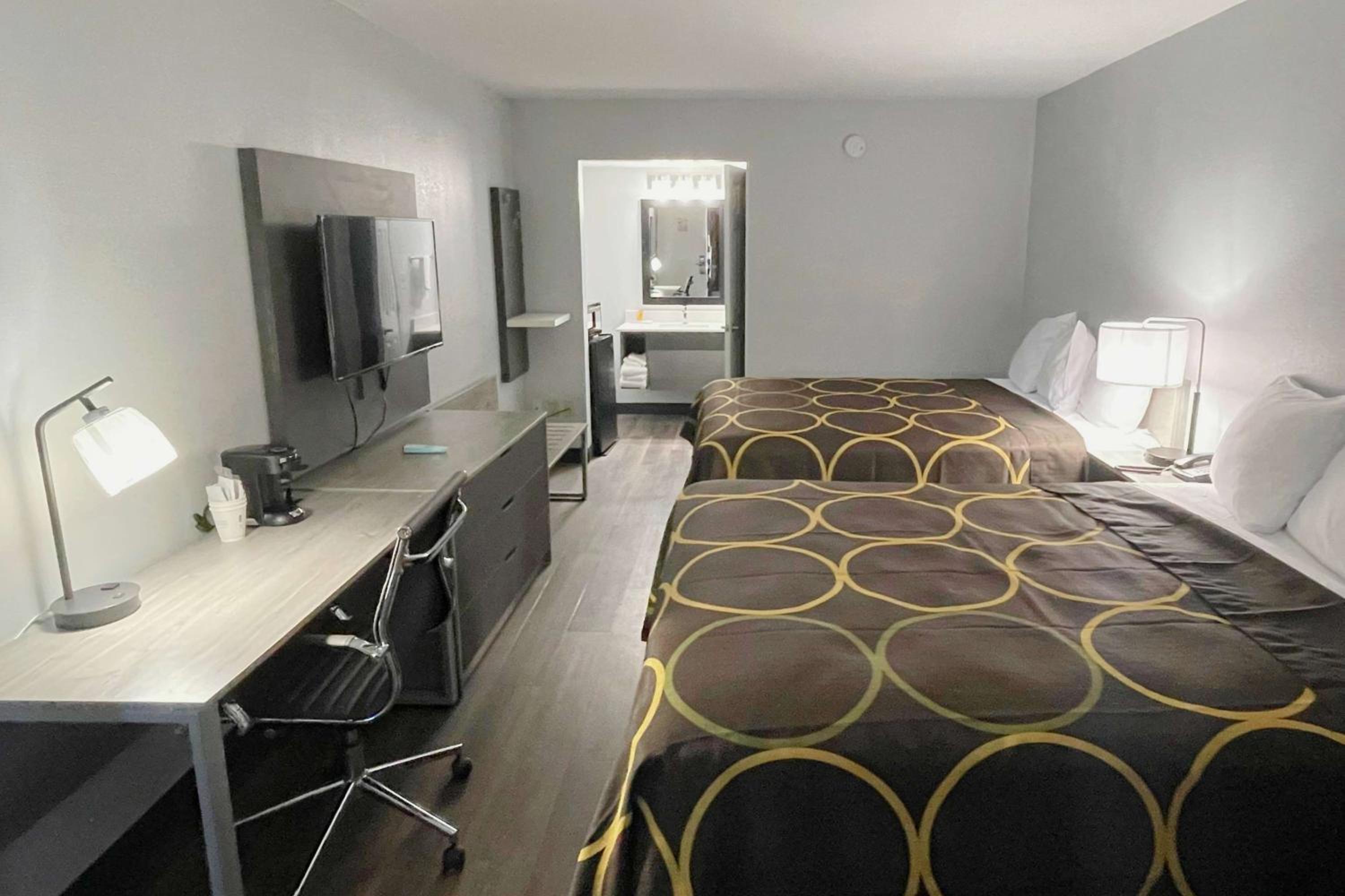 Queen Room with Two Queen Beds - Non-Smoking - Photo 7
