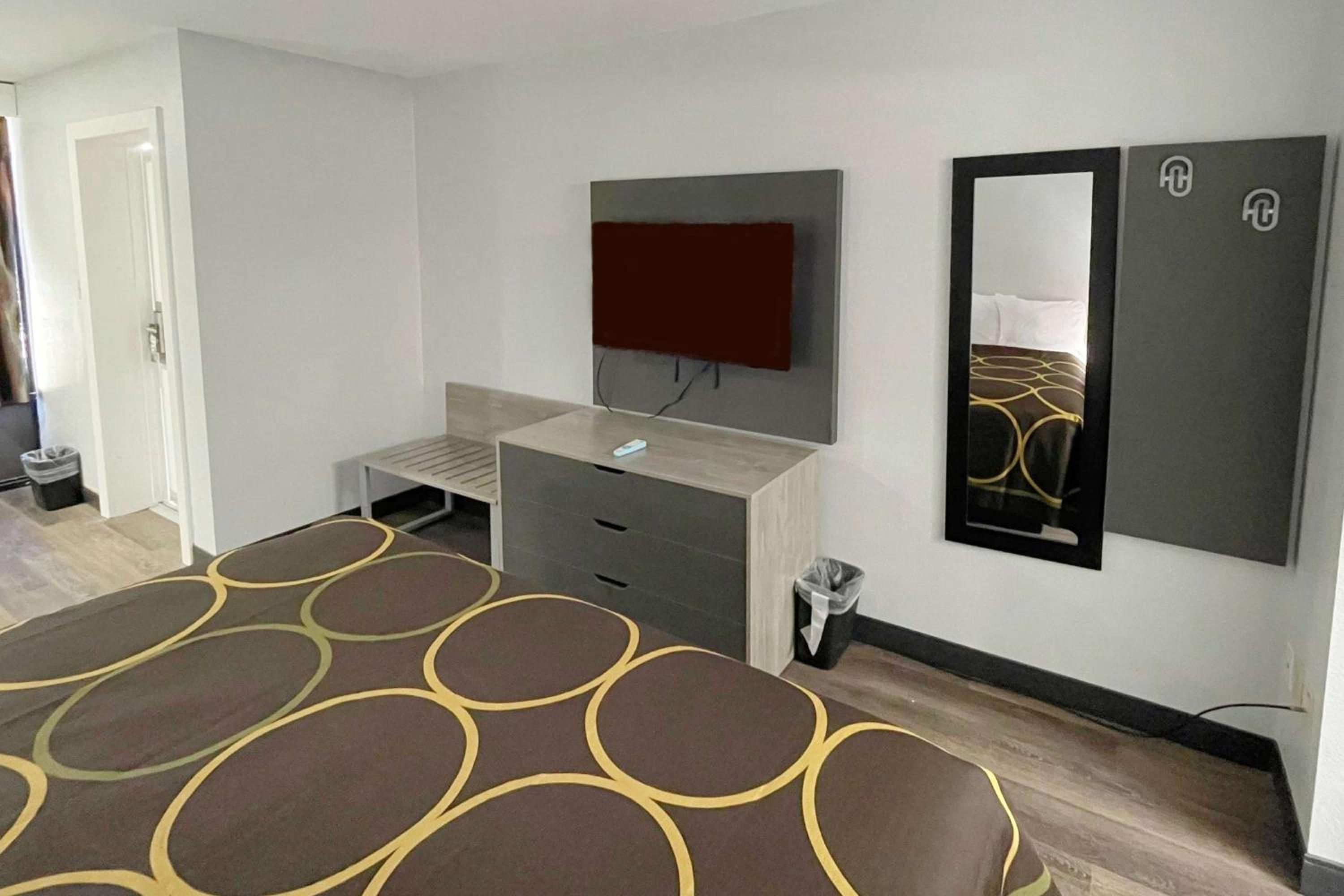 King Room - Non-Smoking - Photo 8