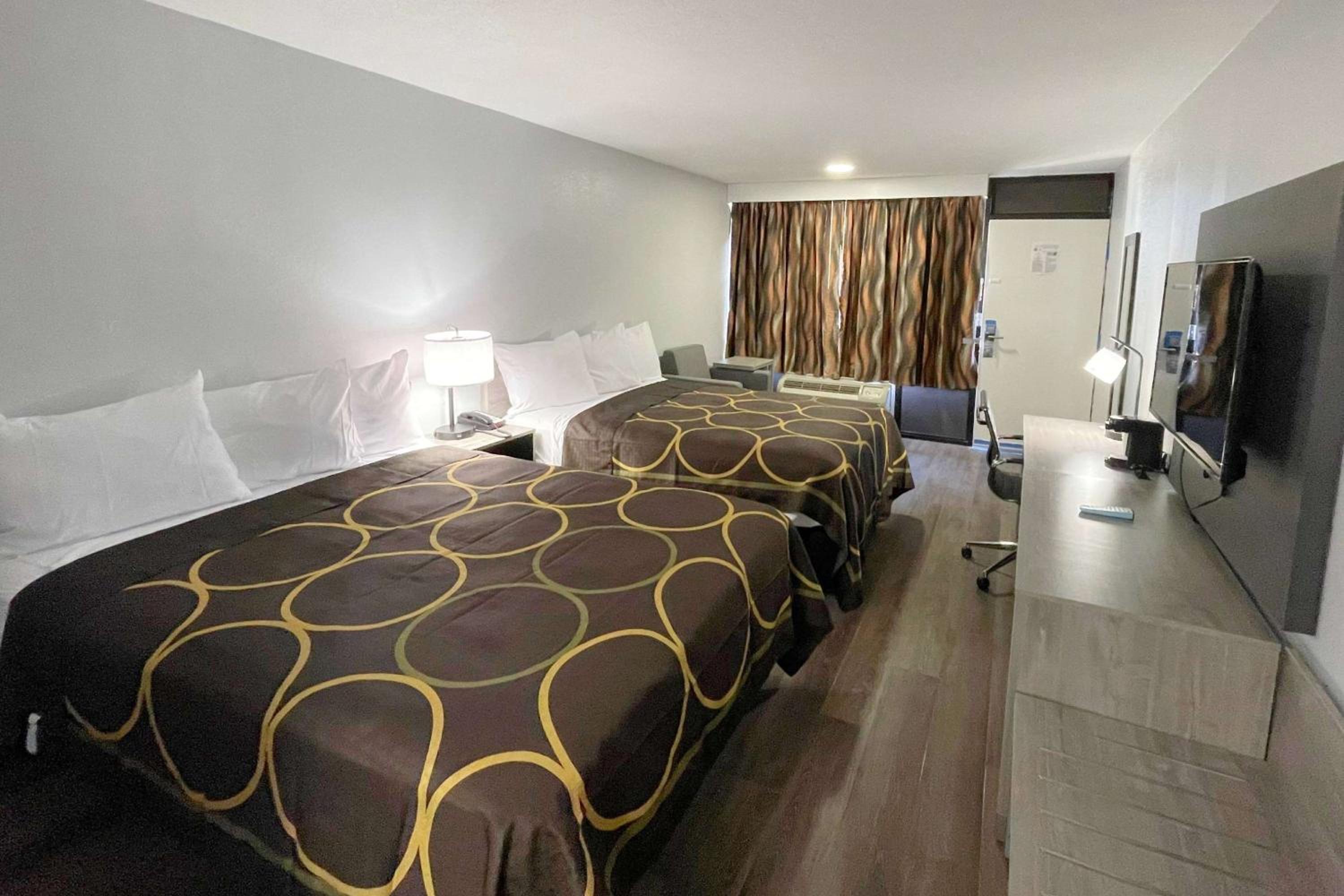 Queen Room with Two Queen Beds - Non-Smoking - Photo 8