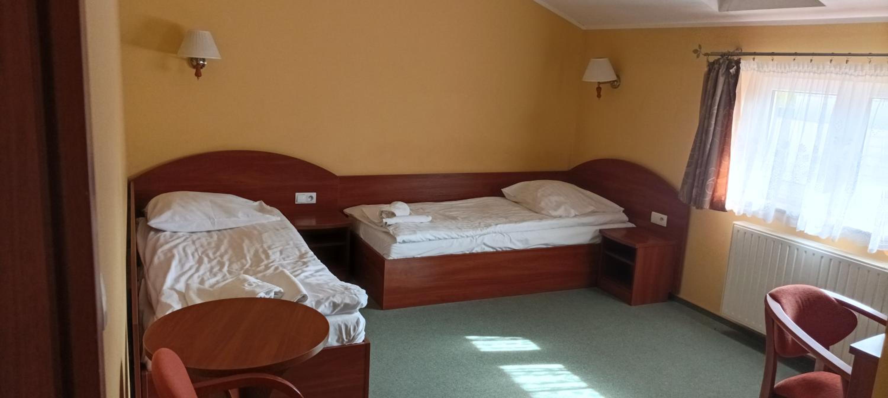 Twin Room with Bath - Photo 2