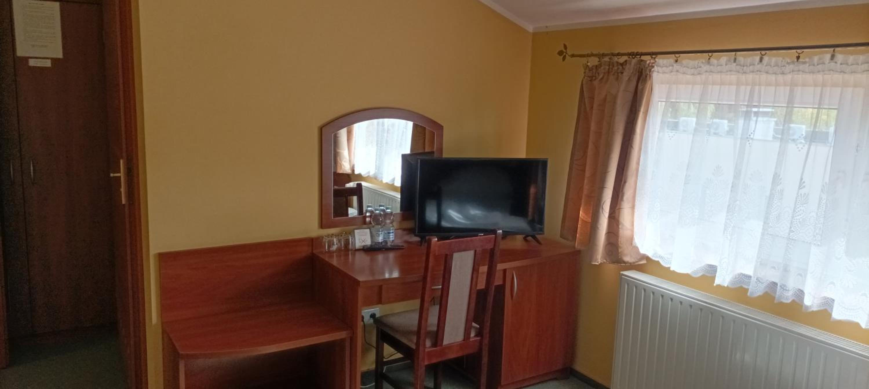 Twin Room with Bath - Photo 5