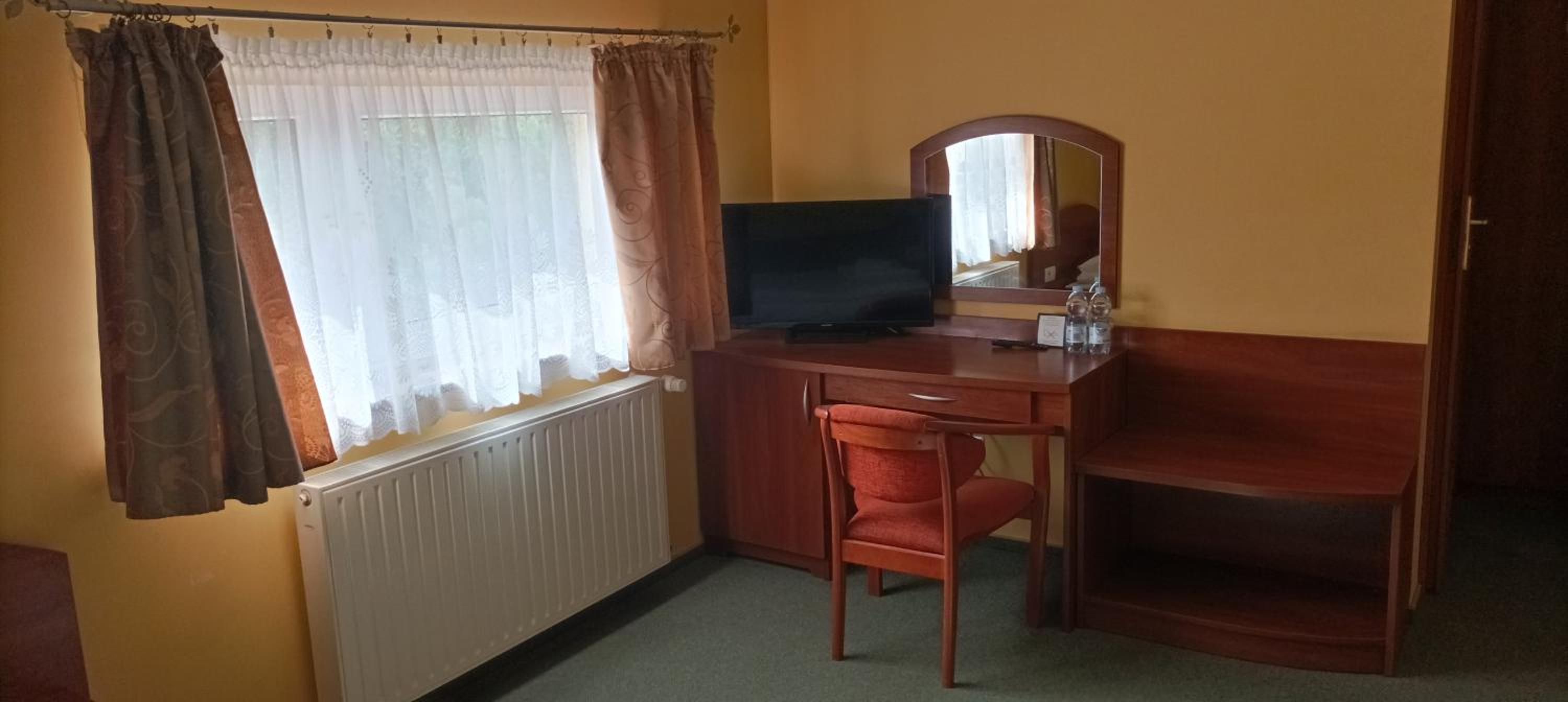 Twin Room with Bath - Photo 4