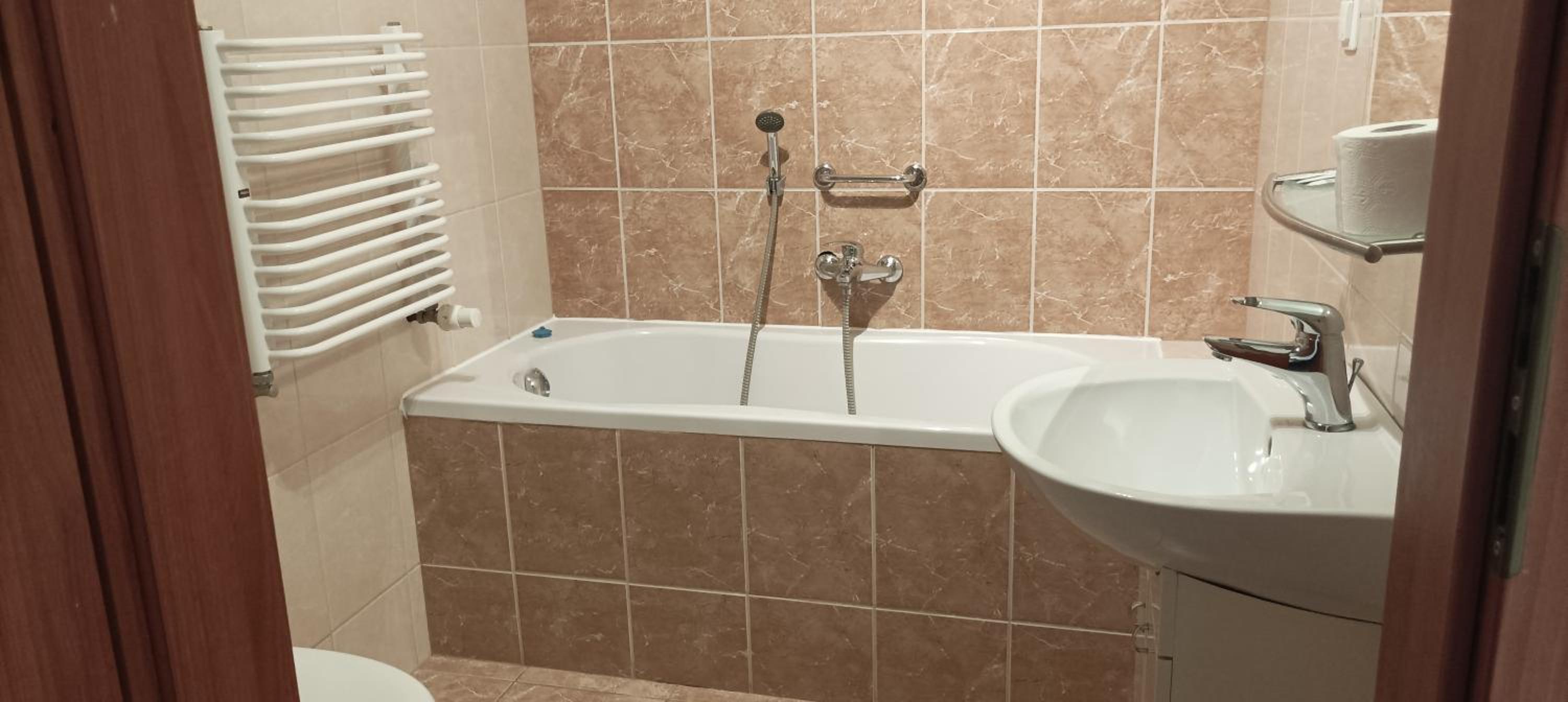 Twin Room with Bath - Photo 3