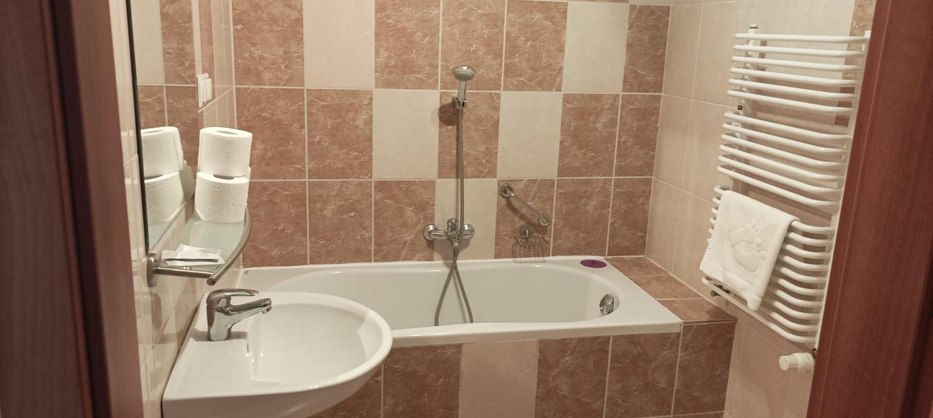 Twin Room with Bath - Photo 6