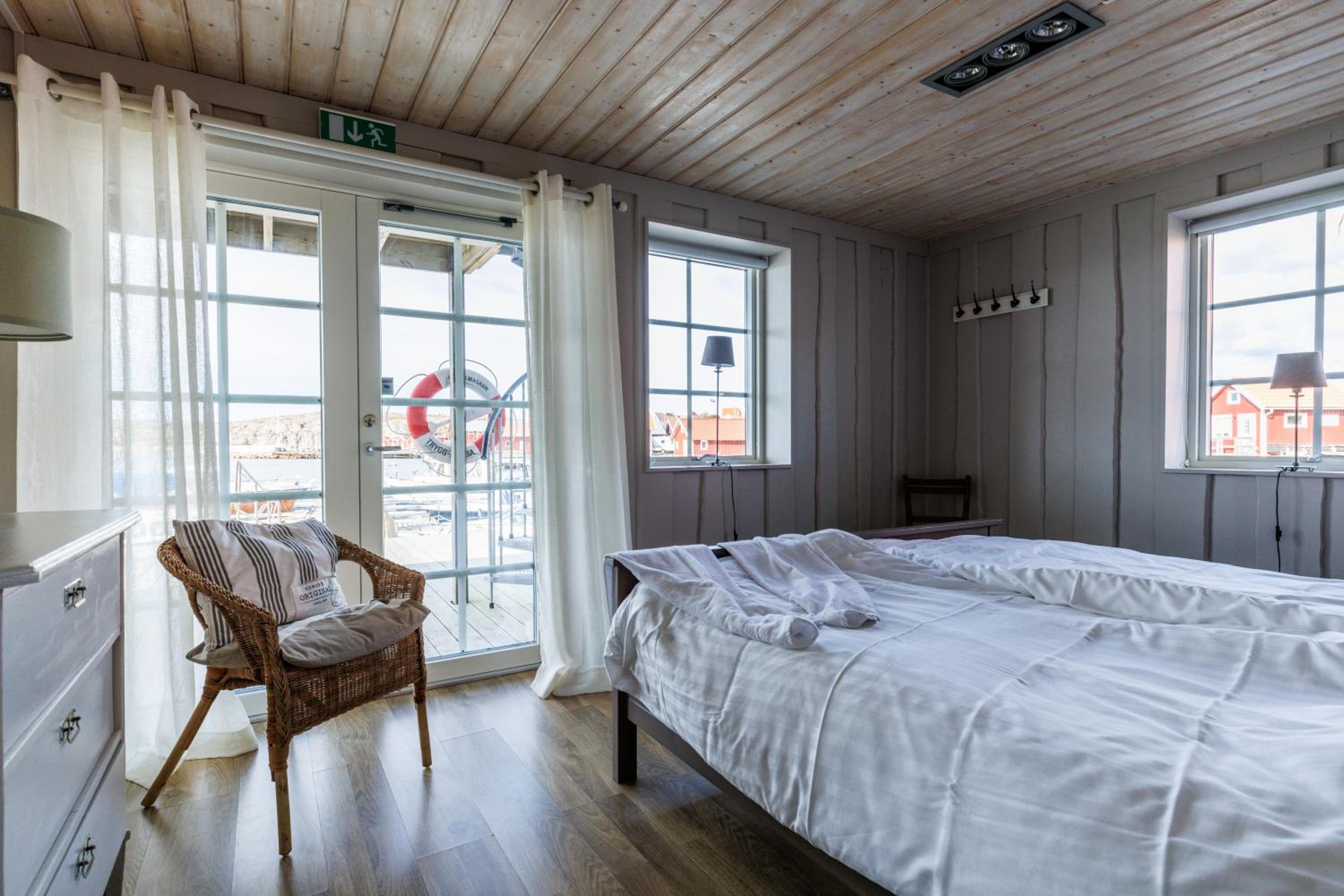 Three-Bedroom Apartment - Photo 8