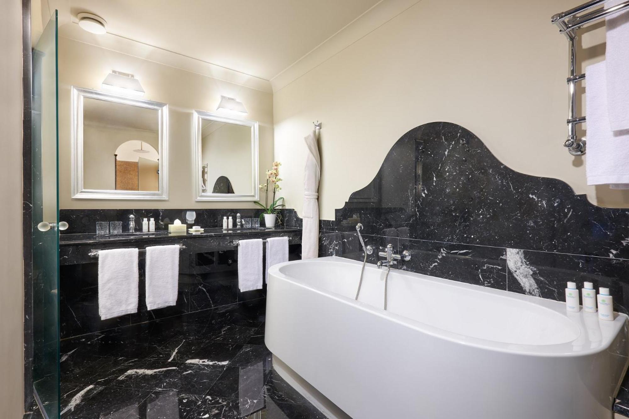 Suite with Garden View - Photo 2