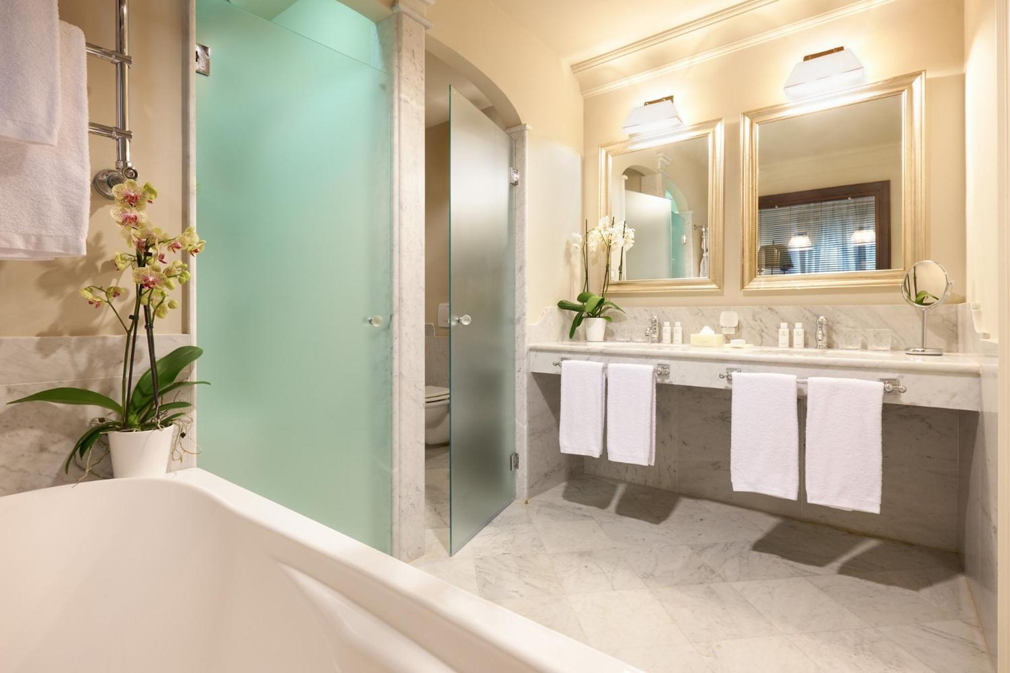 Suite with Pool View - Photo 2