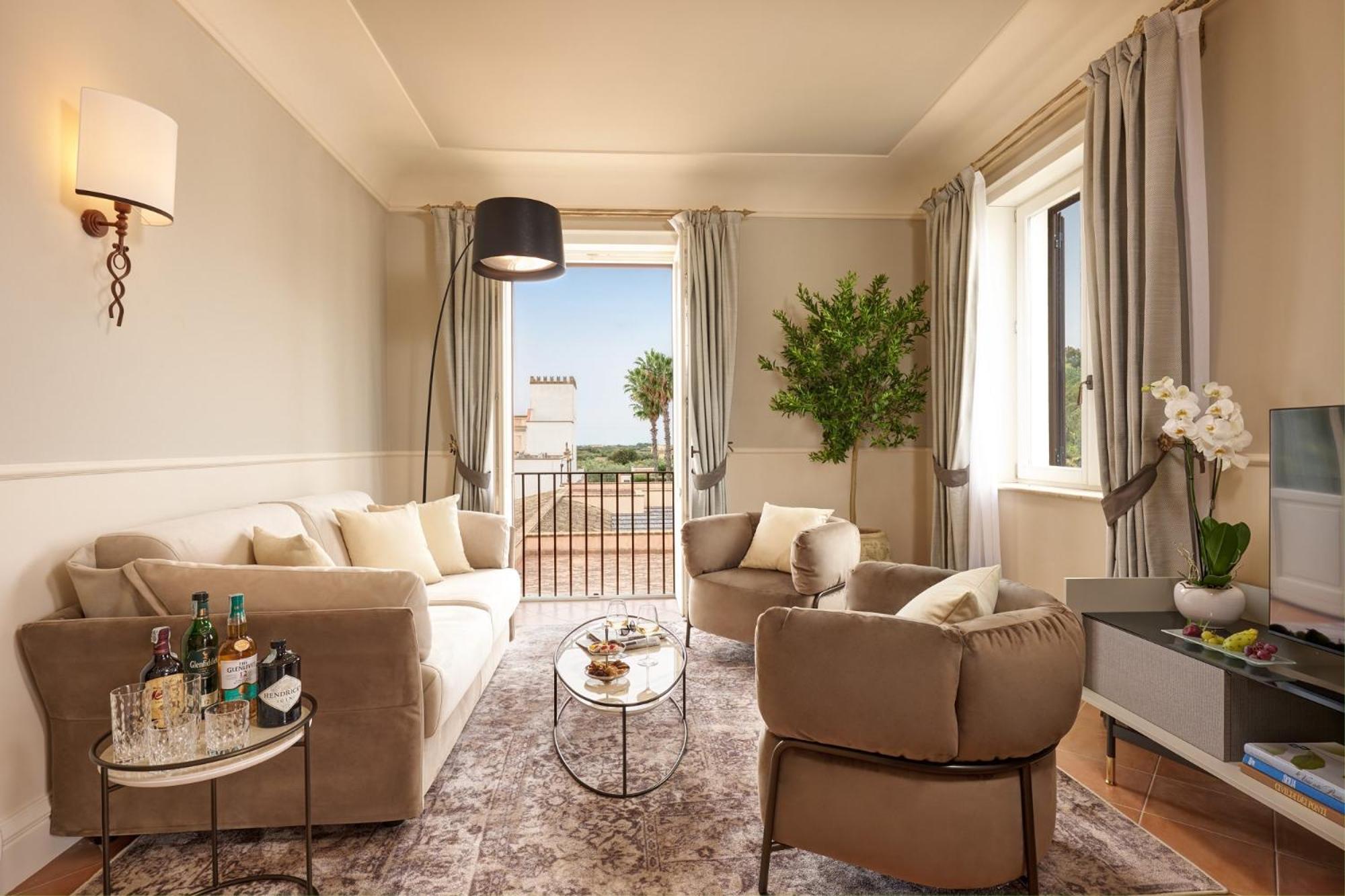 Suite with Pool View - Photo 4