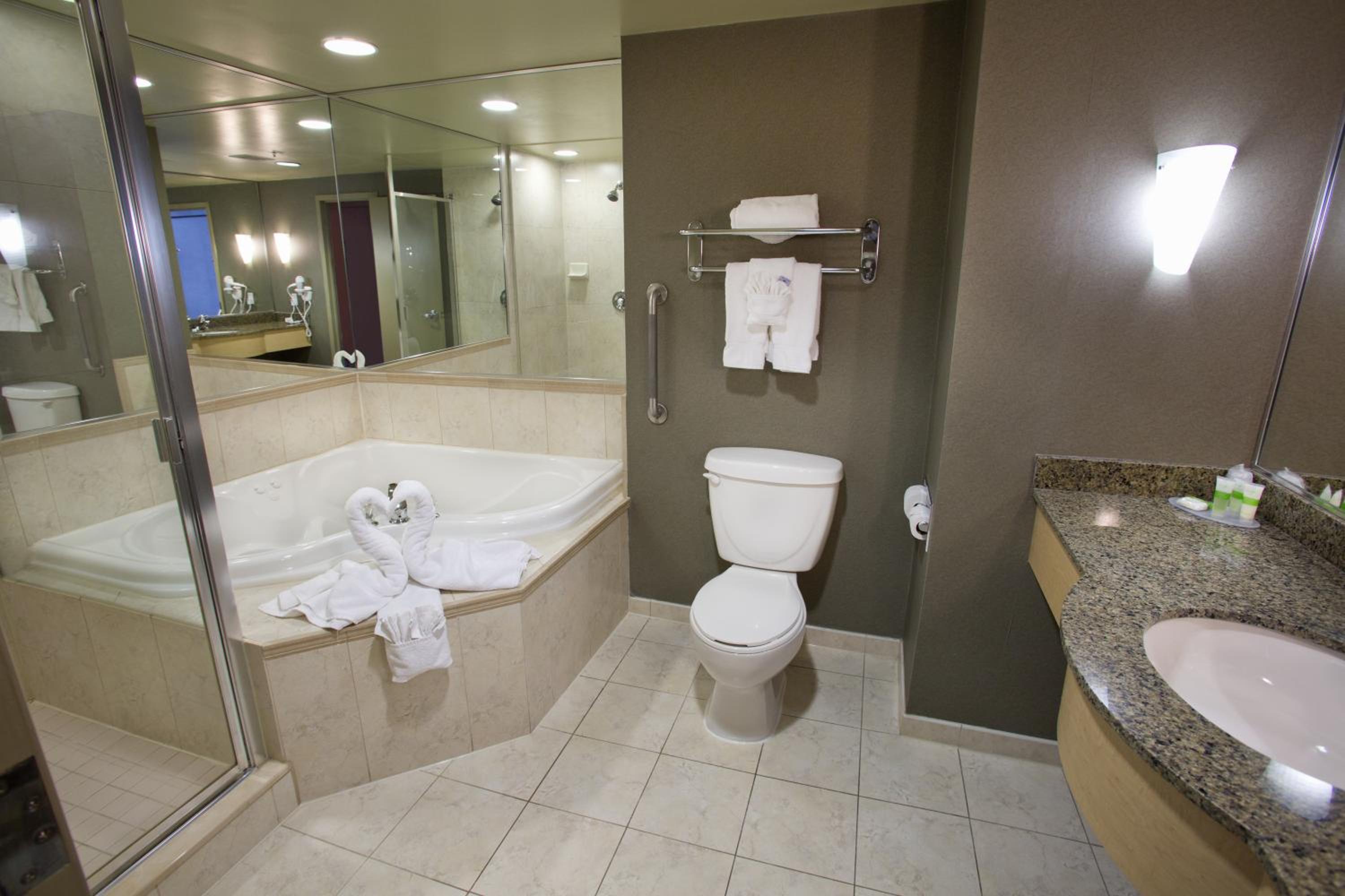 Tower Room Premium Falls View Two-Bedroom Suite thumbnail 6
