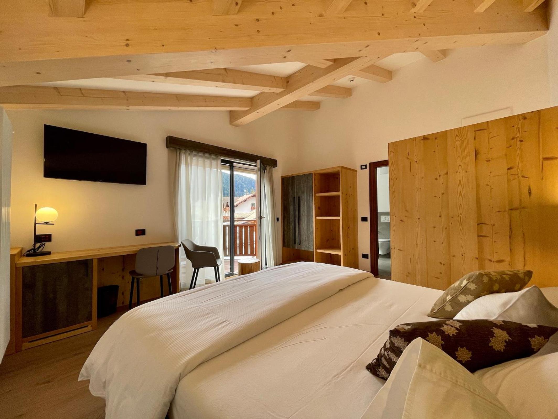 Deluxe Double Room with Bath photo 2