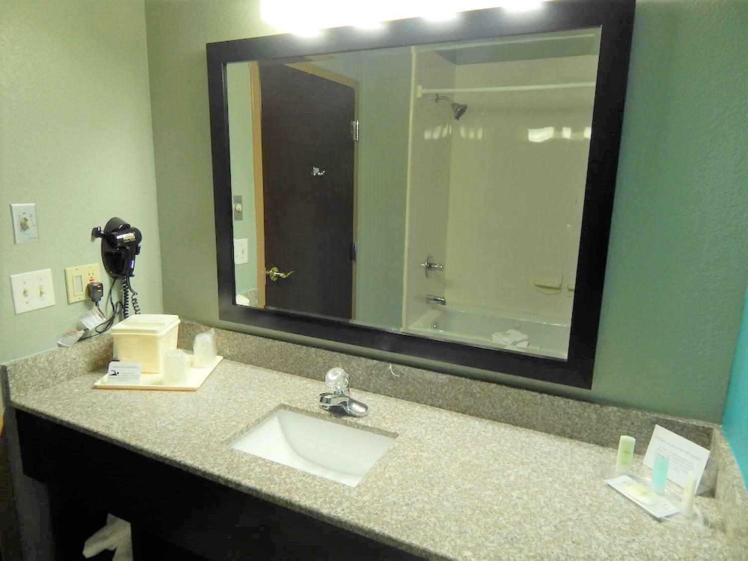 King Suite - Non-Smoking - Photo 2