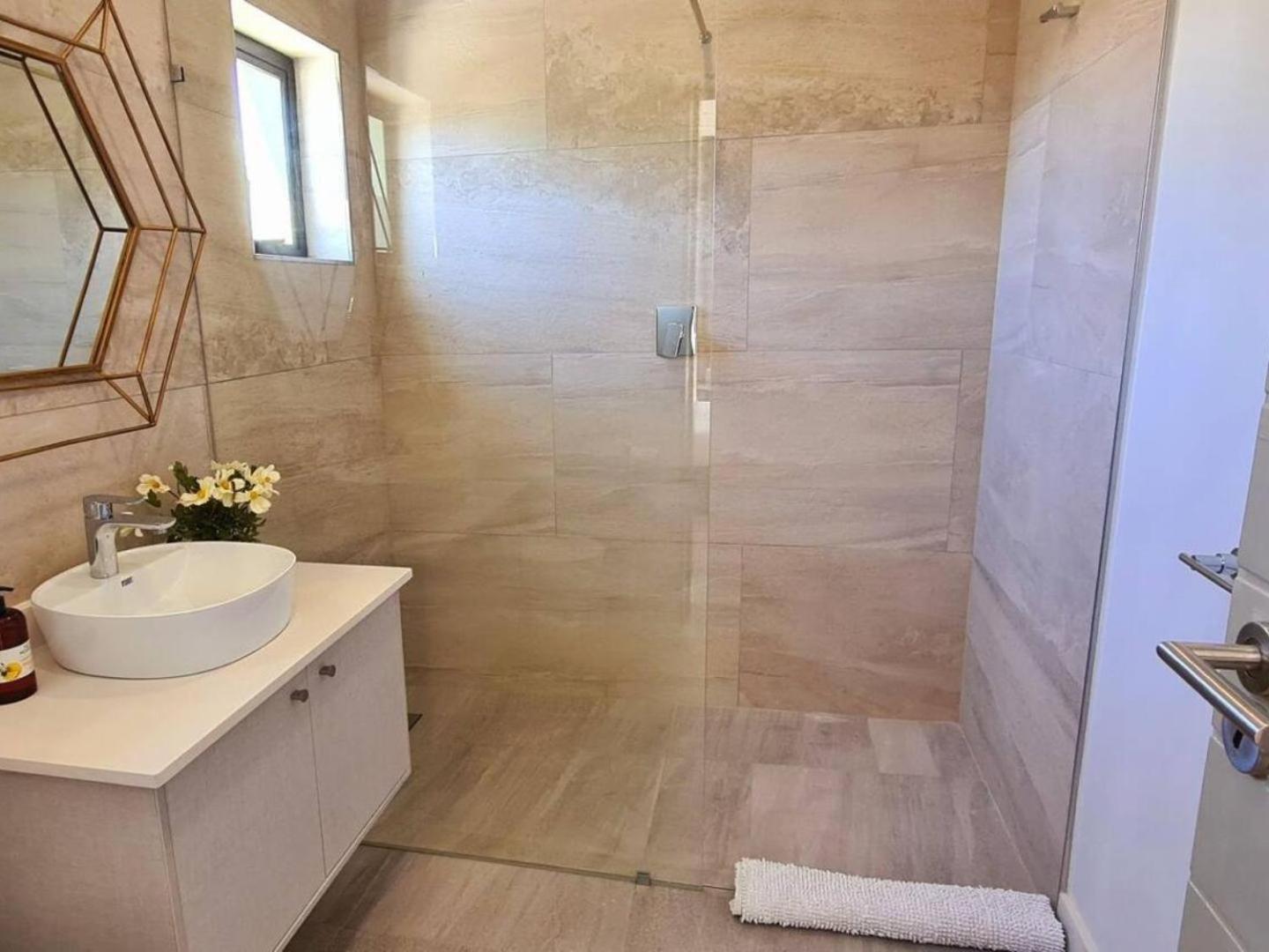 Standard King Room - Photo 15