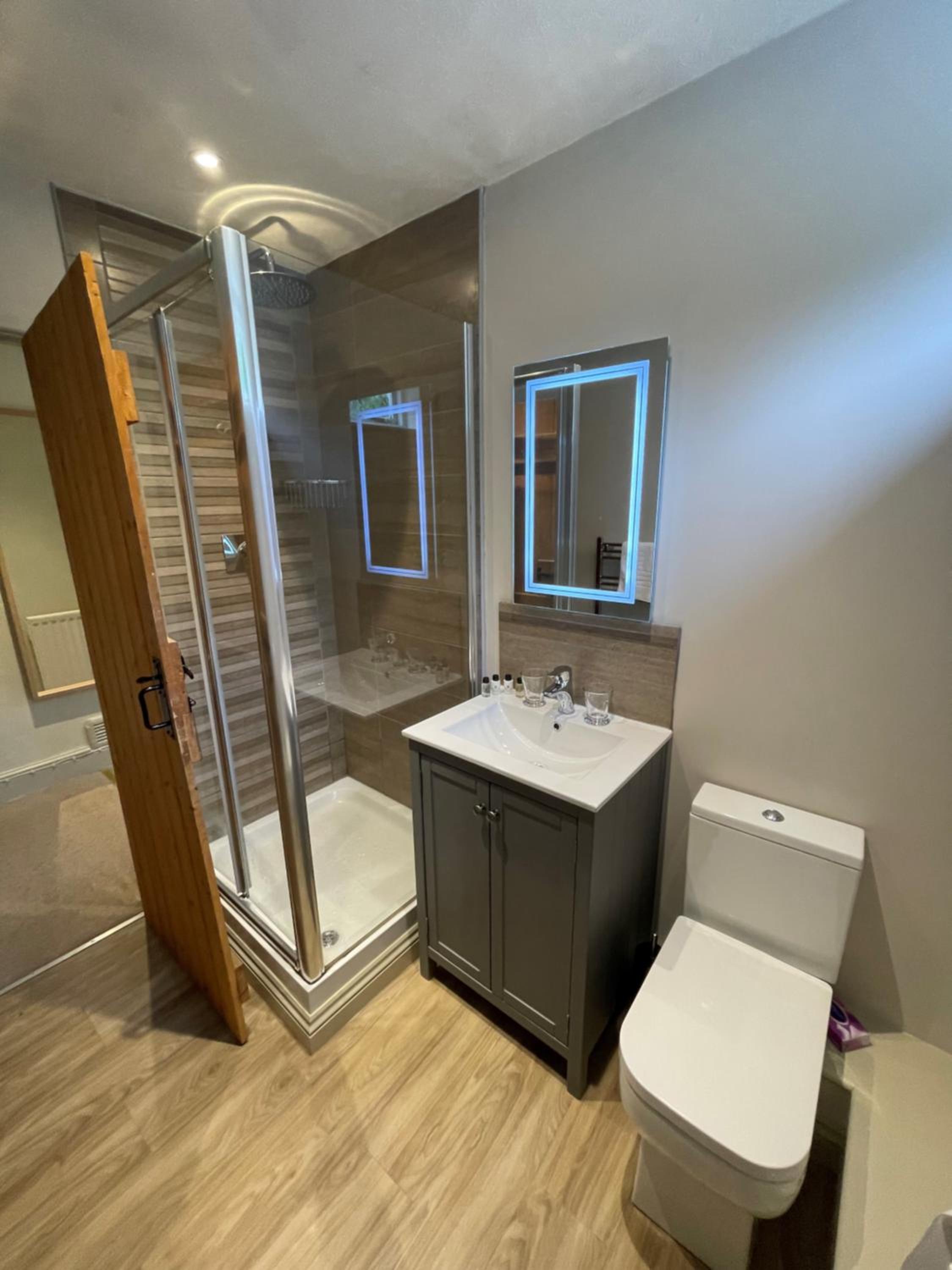 Small Double Room Ensuite photo 2