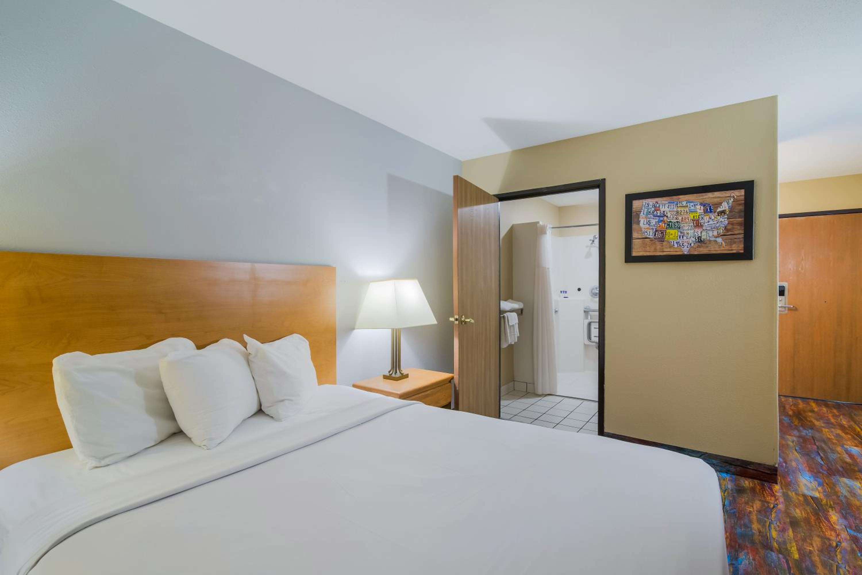 1 King Bed Non Smoking - Photo 3
