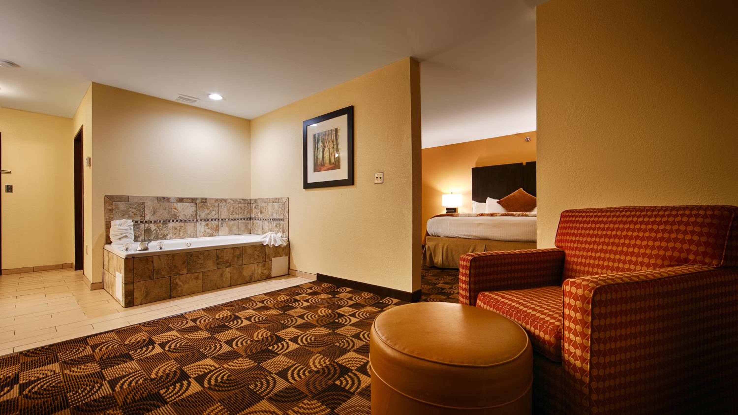 King Suite with Sofa Bed and Spa Bath - Photo 4