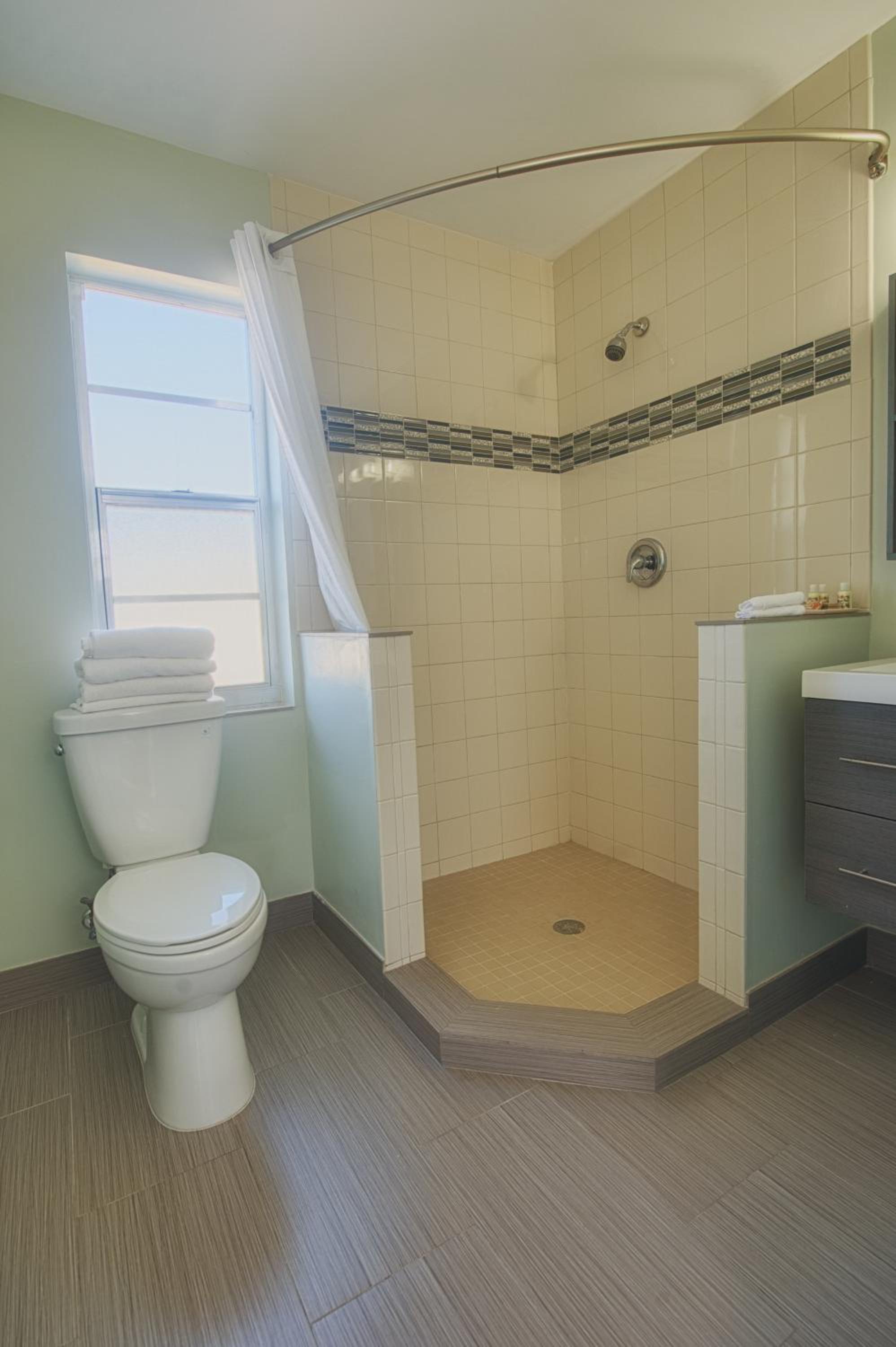 One-Bedroom Suite - Photo 13