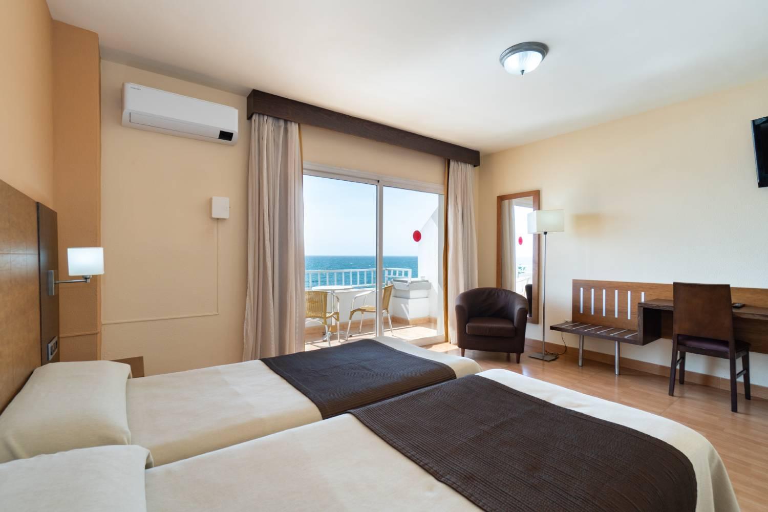 Double or Twin Room with Sea View - Photo 6