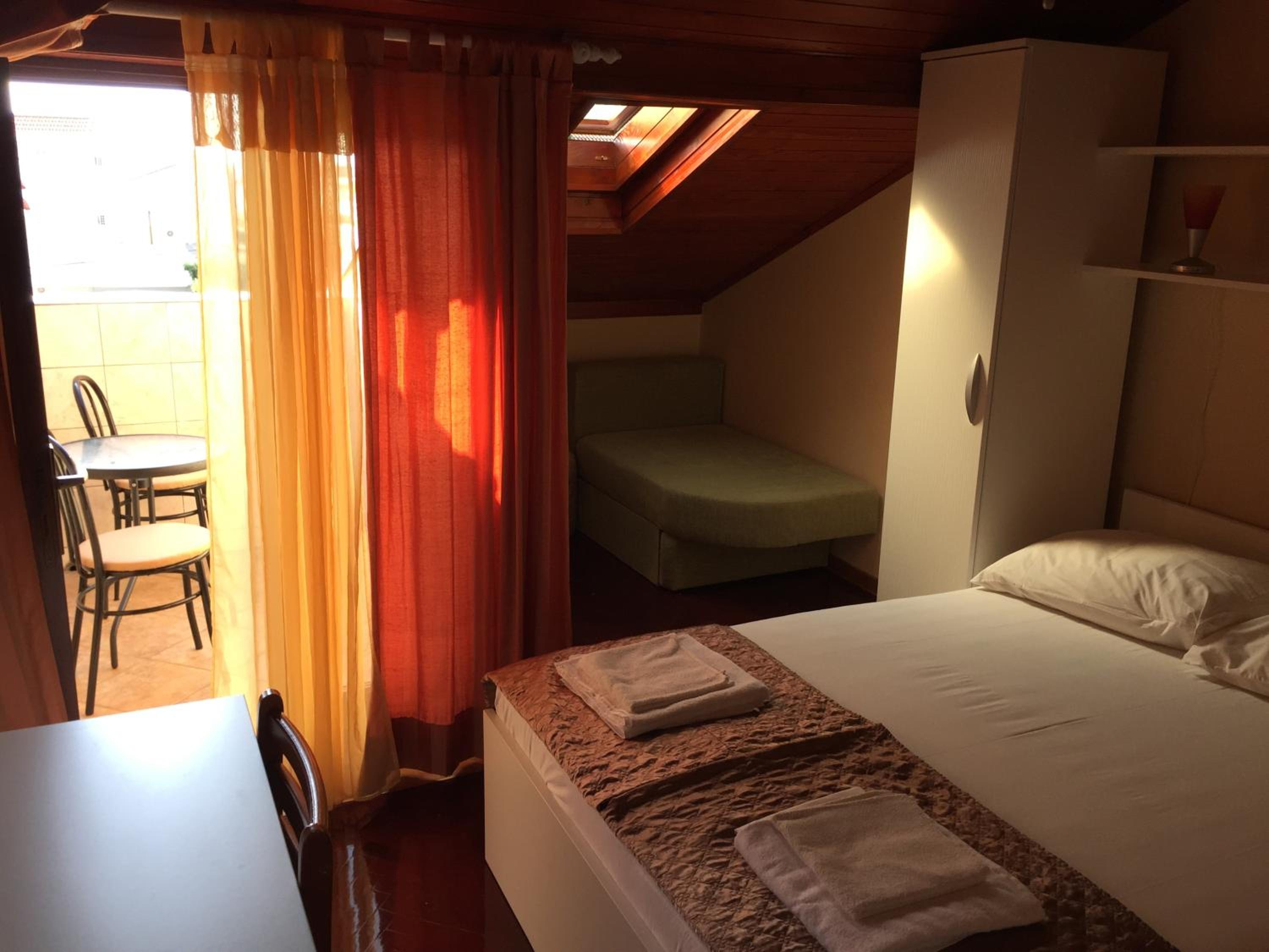Double Room with Balcony - Photo 3