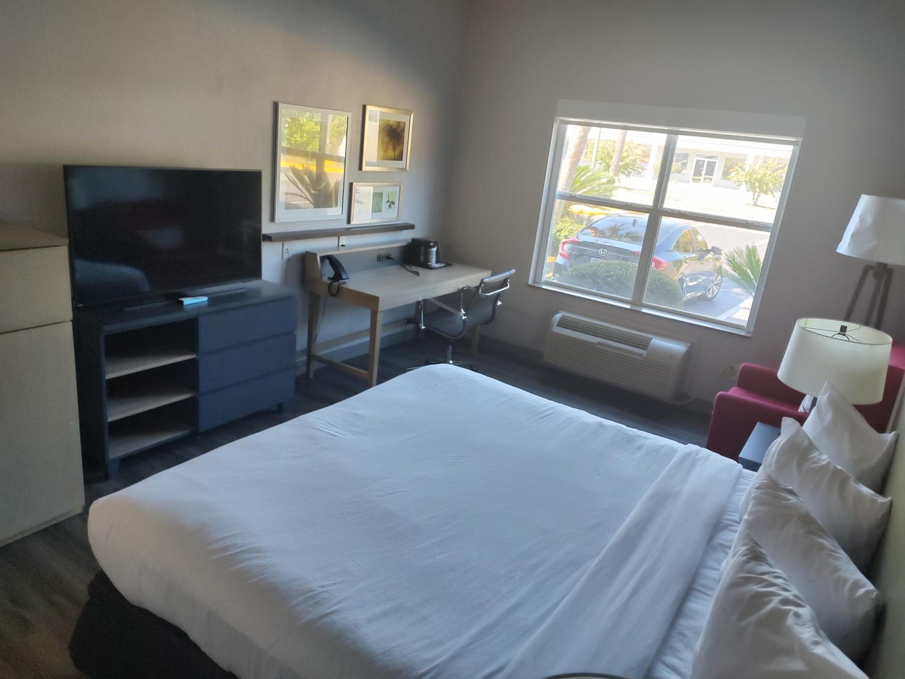 Executive King Room - Non-Smoking - Photo 2
