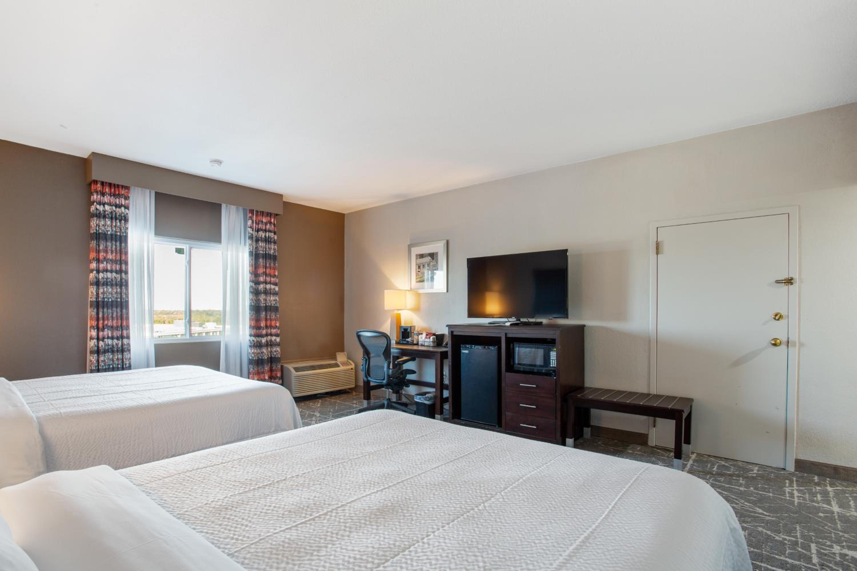 Queen Room with Two Queen Beds - Non-Smoking - Photo 4