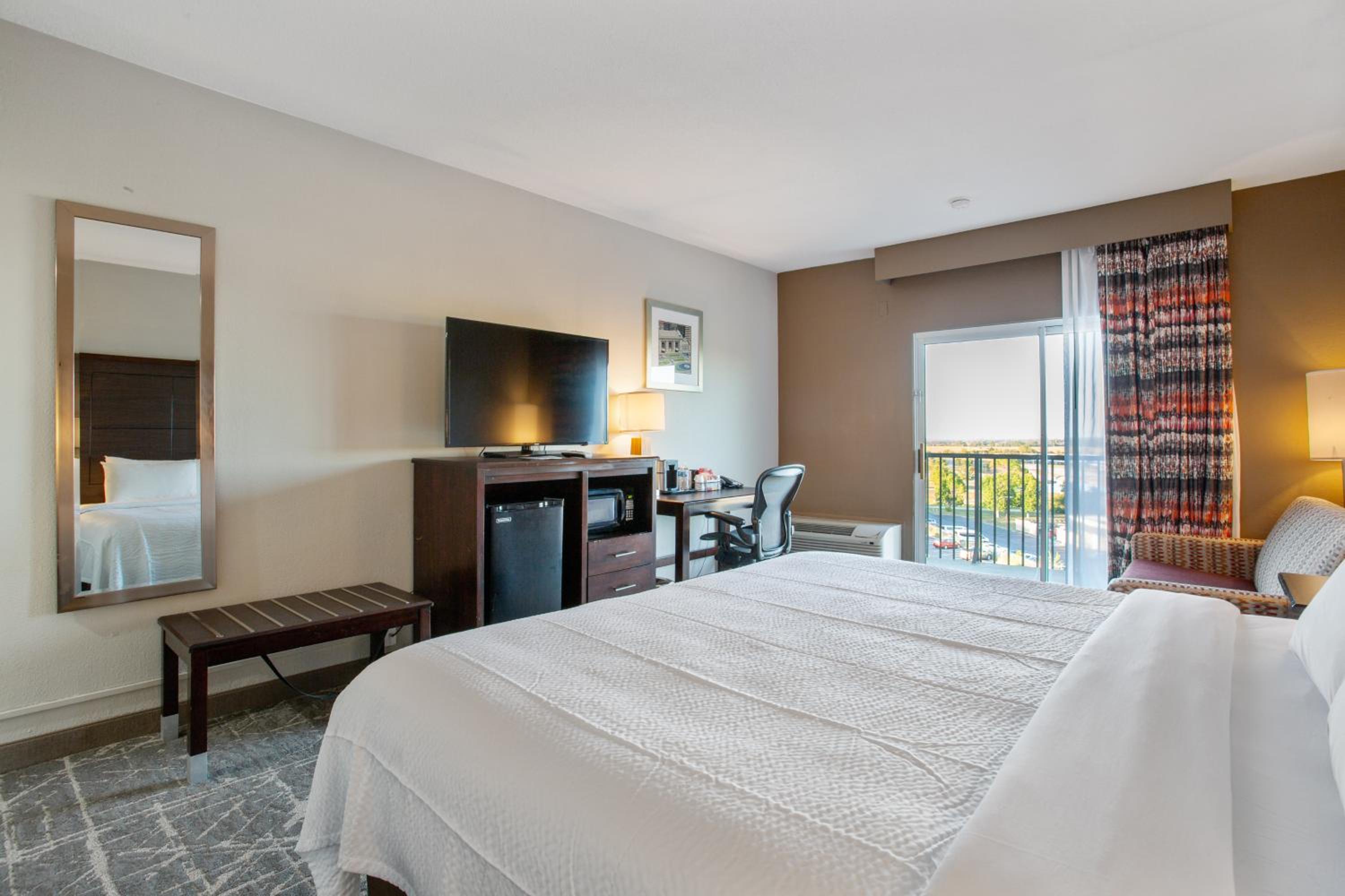 King Room with Sofa Bed and Balcony - Non-Smoking - Photo 23