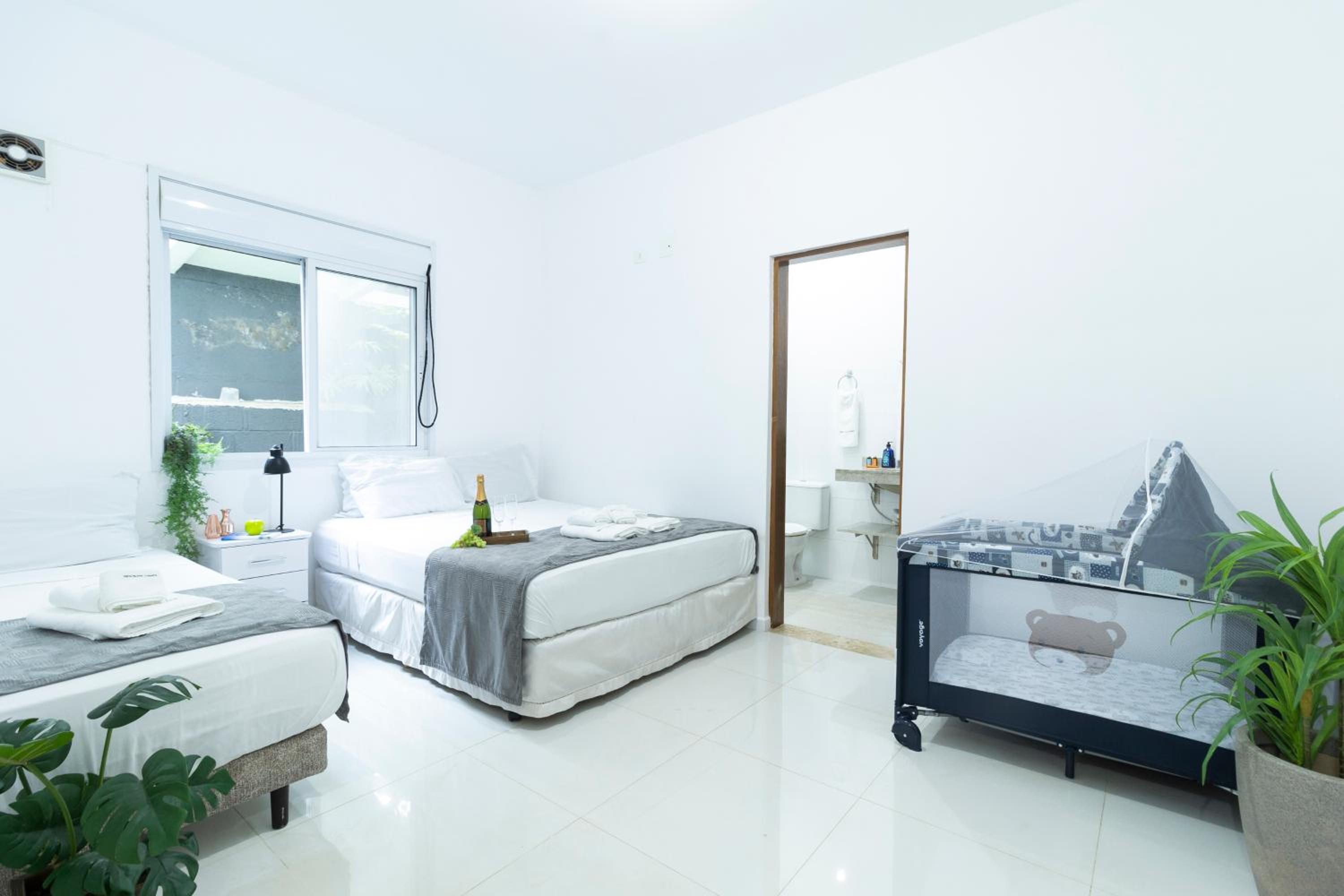 Eight-Bedroom House photo 1