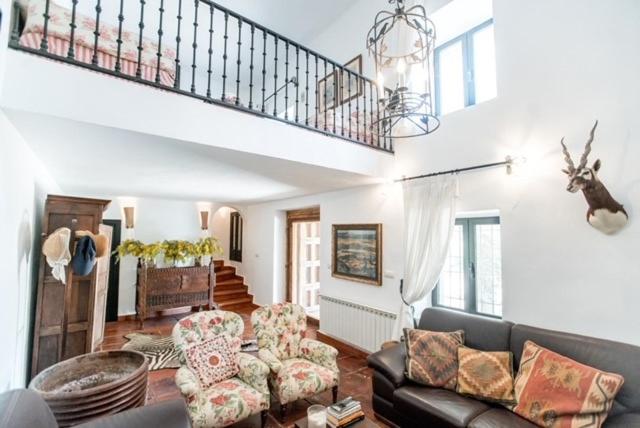 Six-Bedroom House photo 2