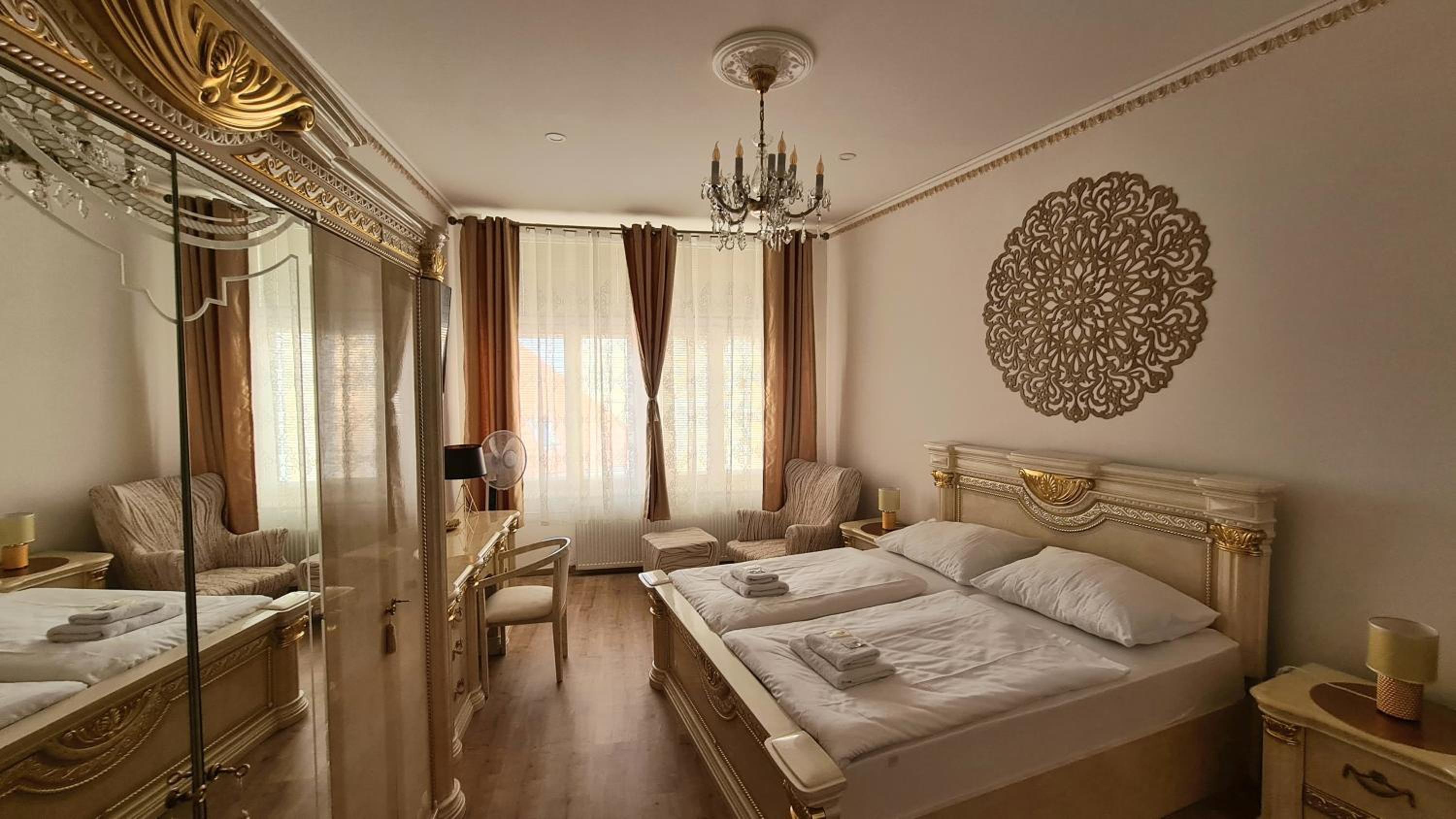 Deluxe King Suite - Photo 4