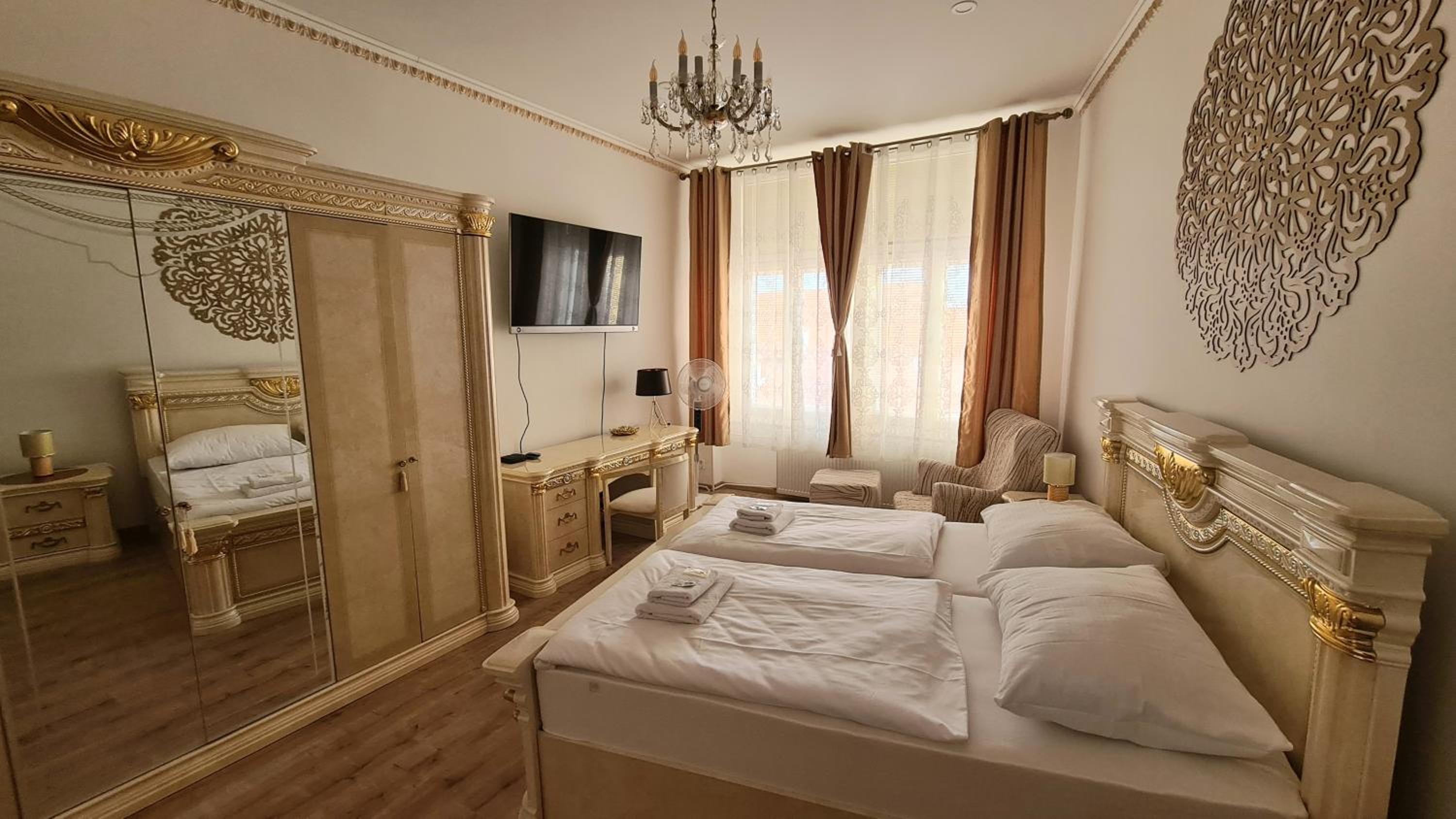 Deluxe King Suite - Photo 3