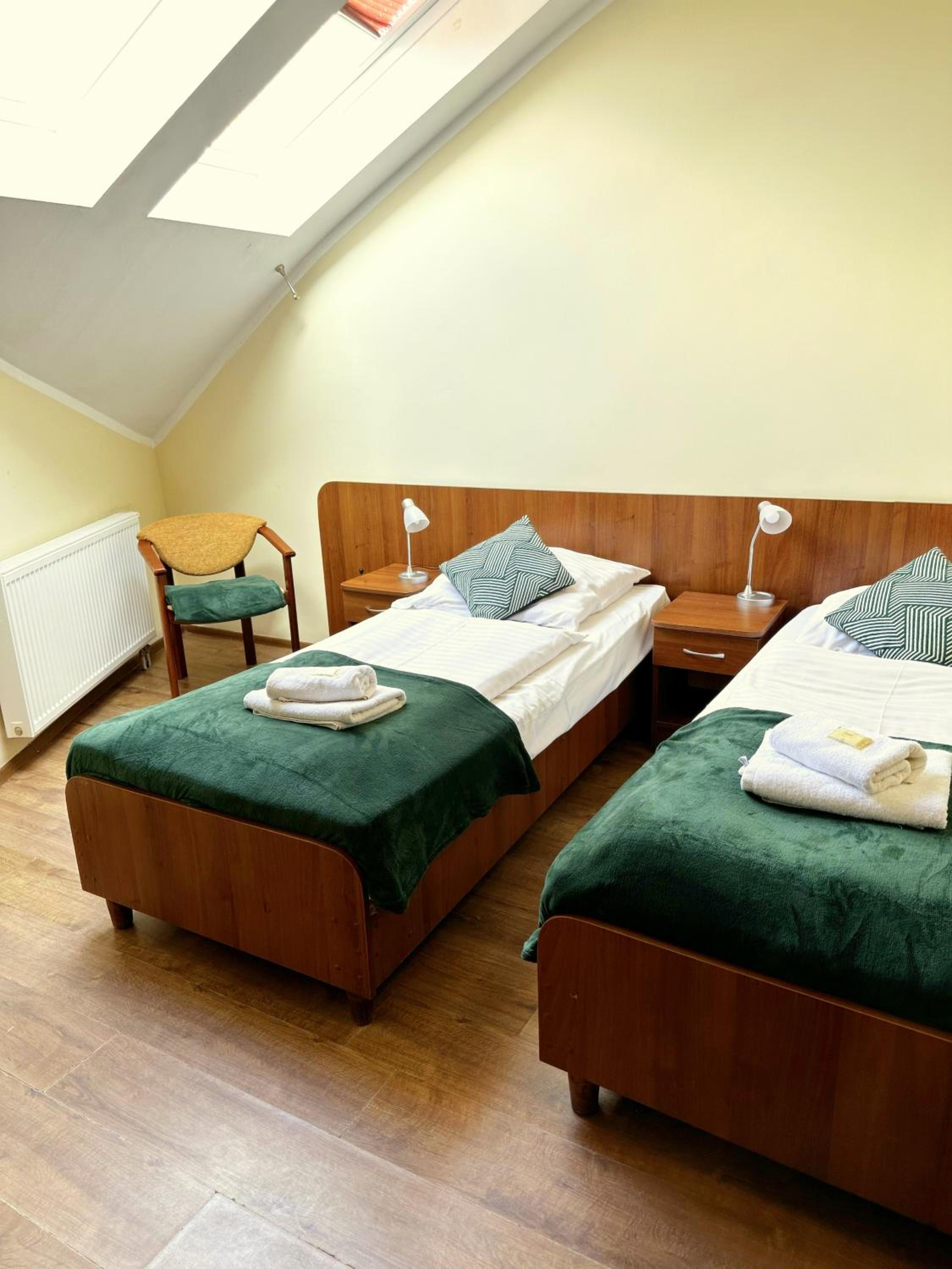 Economy Twin Room without Balcony - Attic - Photo 9