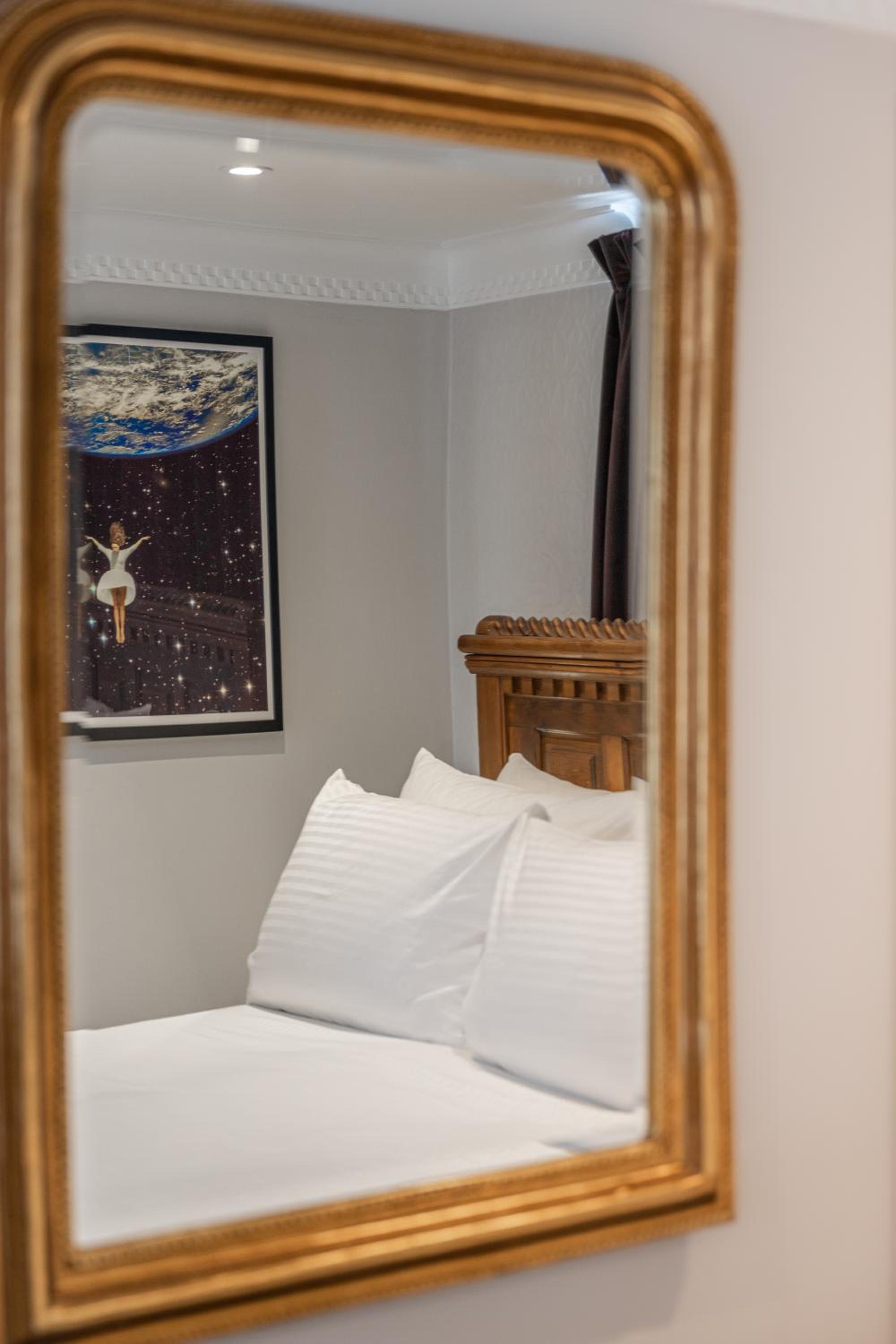 Deluxe Queen Suite photo 2