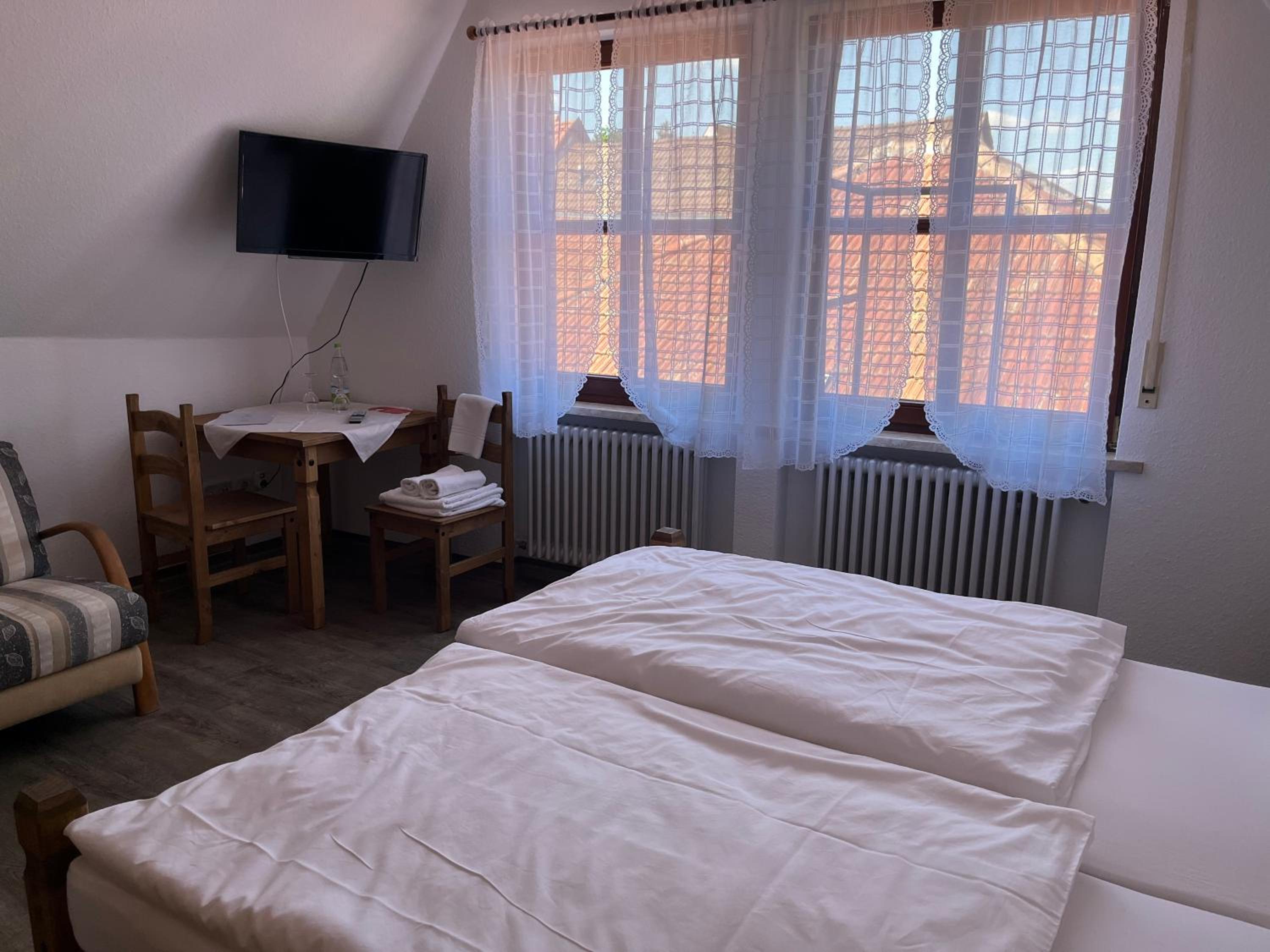 Double Room with Private Bathroom - Photo 10